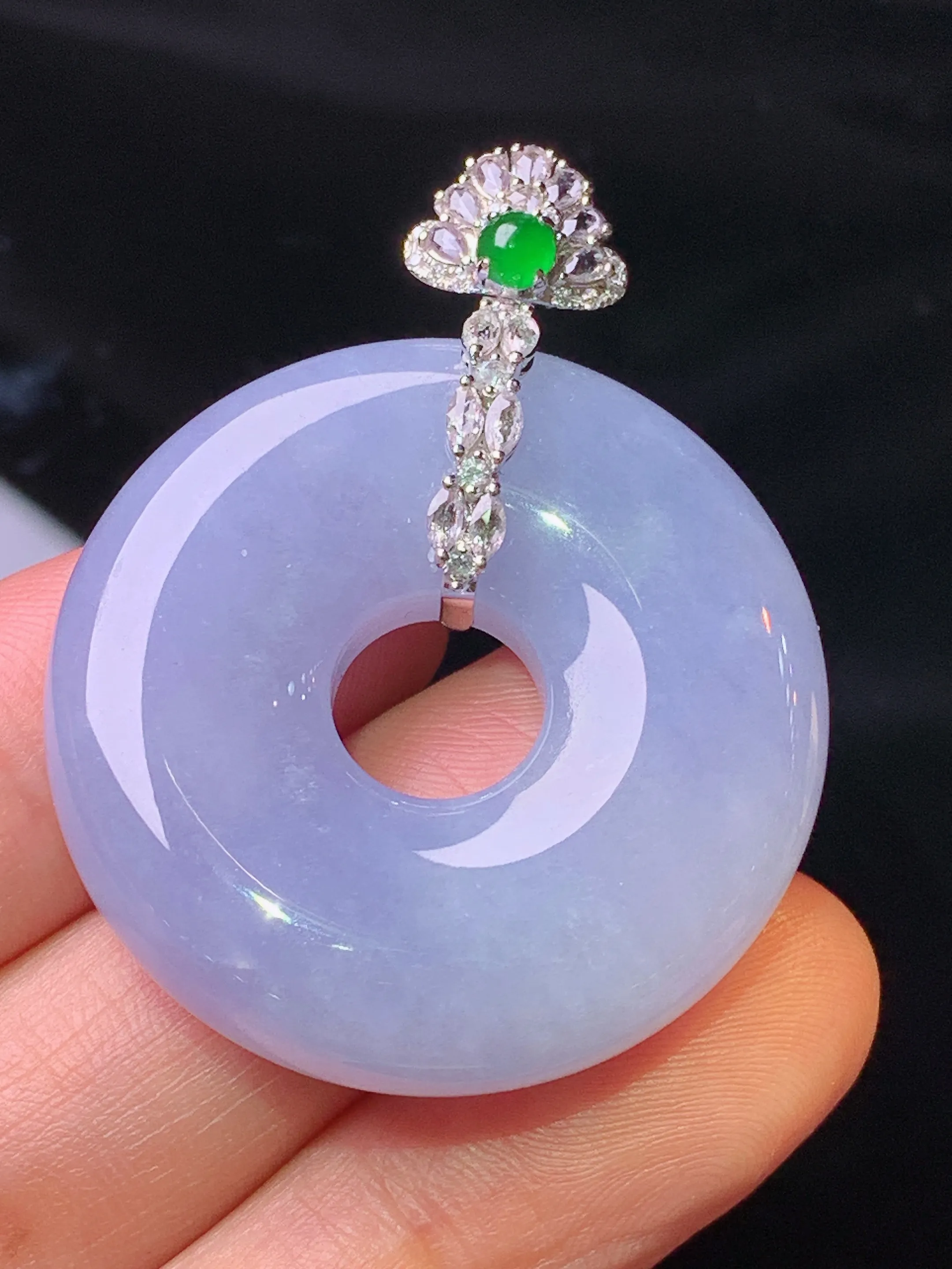 18k金钻镶嵌紫罗兰平安环吊坠 玉质细腻 色泽清新艳丽 整体尺寸42.6*33.7*8.3