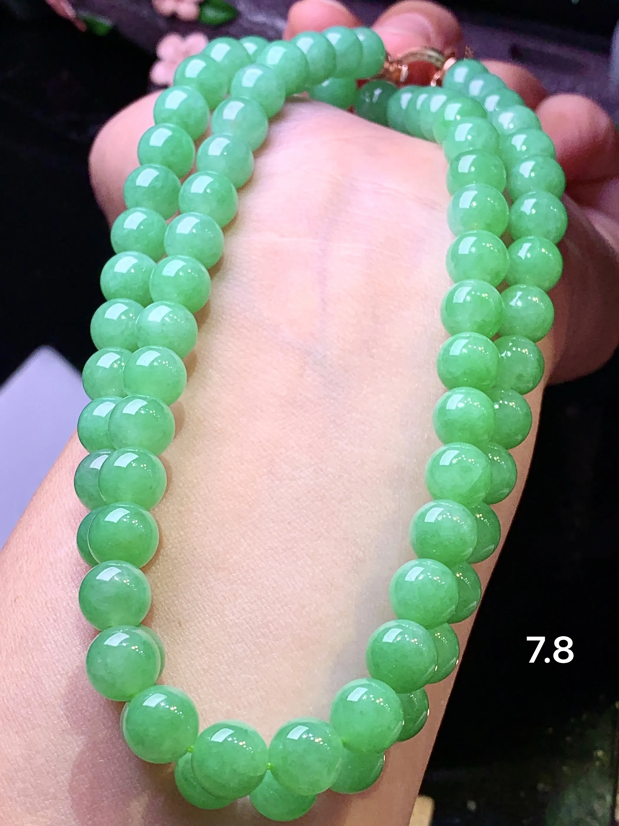 翠绿圆珠项链 玉质细腻 色泽清新艳丽 整体尺寸7.8