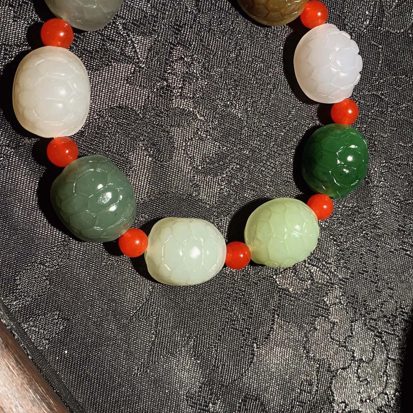 新疆和田玉多宝富贵长寿龟背手串。单颗尺寸18/15/12！无裂无杂 玉质细腻油润 底色纯净 脂粉好，品质好。lt251231