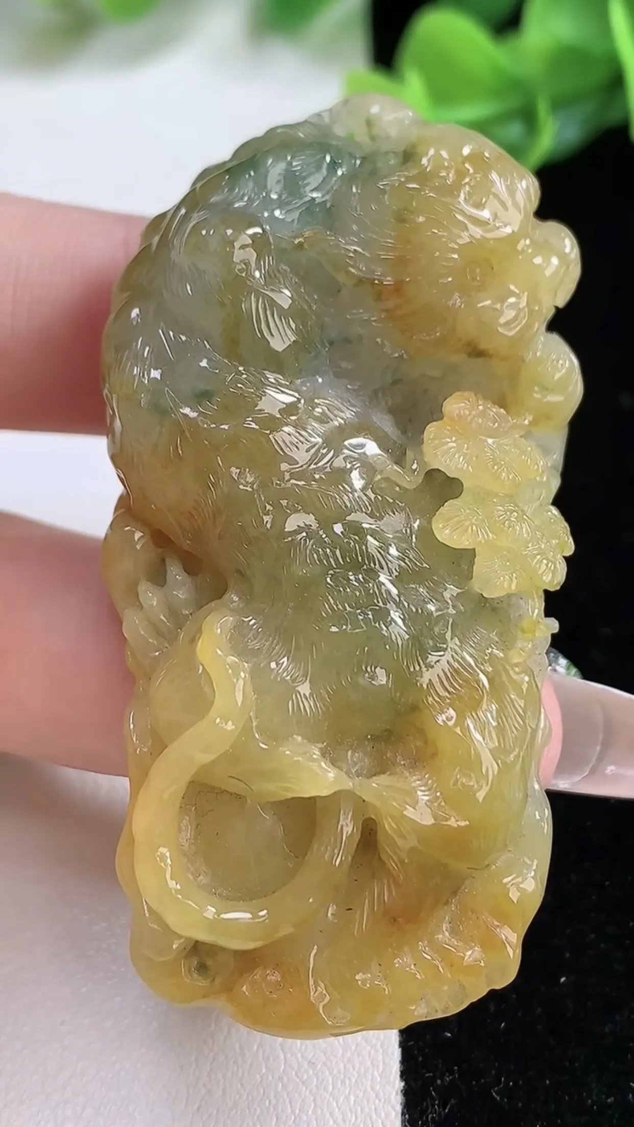 缅甸天然翡翠a货 老坑料起胶冰种 黄翡飘花生肖虎 虎牌吊坠 虎虎生威 玉质细腻 色泽鲜艳 种老起荧光 尺寸58.4-29.7-14mm  y  36.37