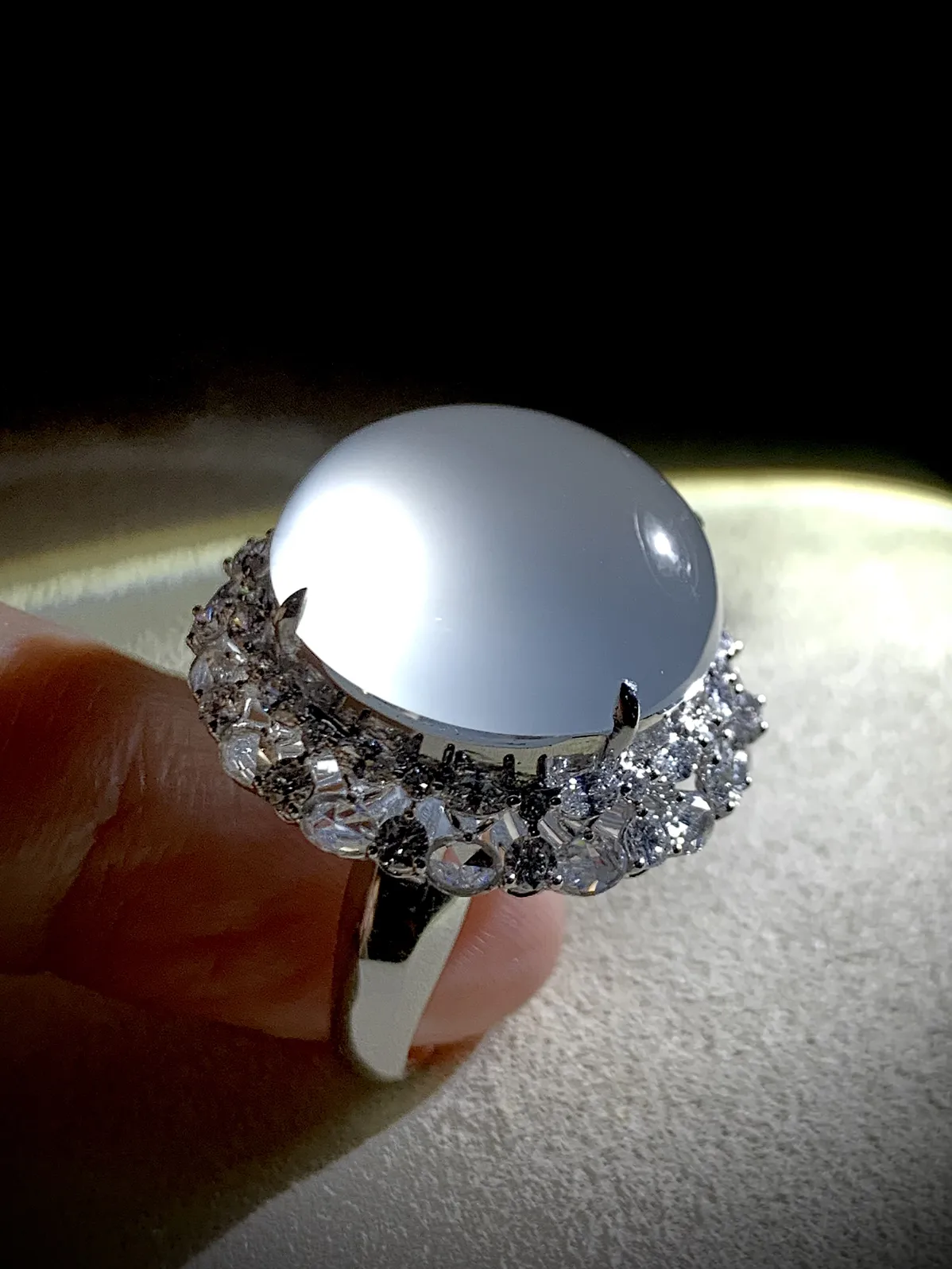 白冰大蛋面戒指，裸石20.5-20-9.5mm，
台面整体27-26.2-17.5mm，15#，
1