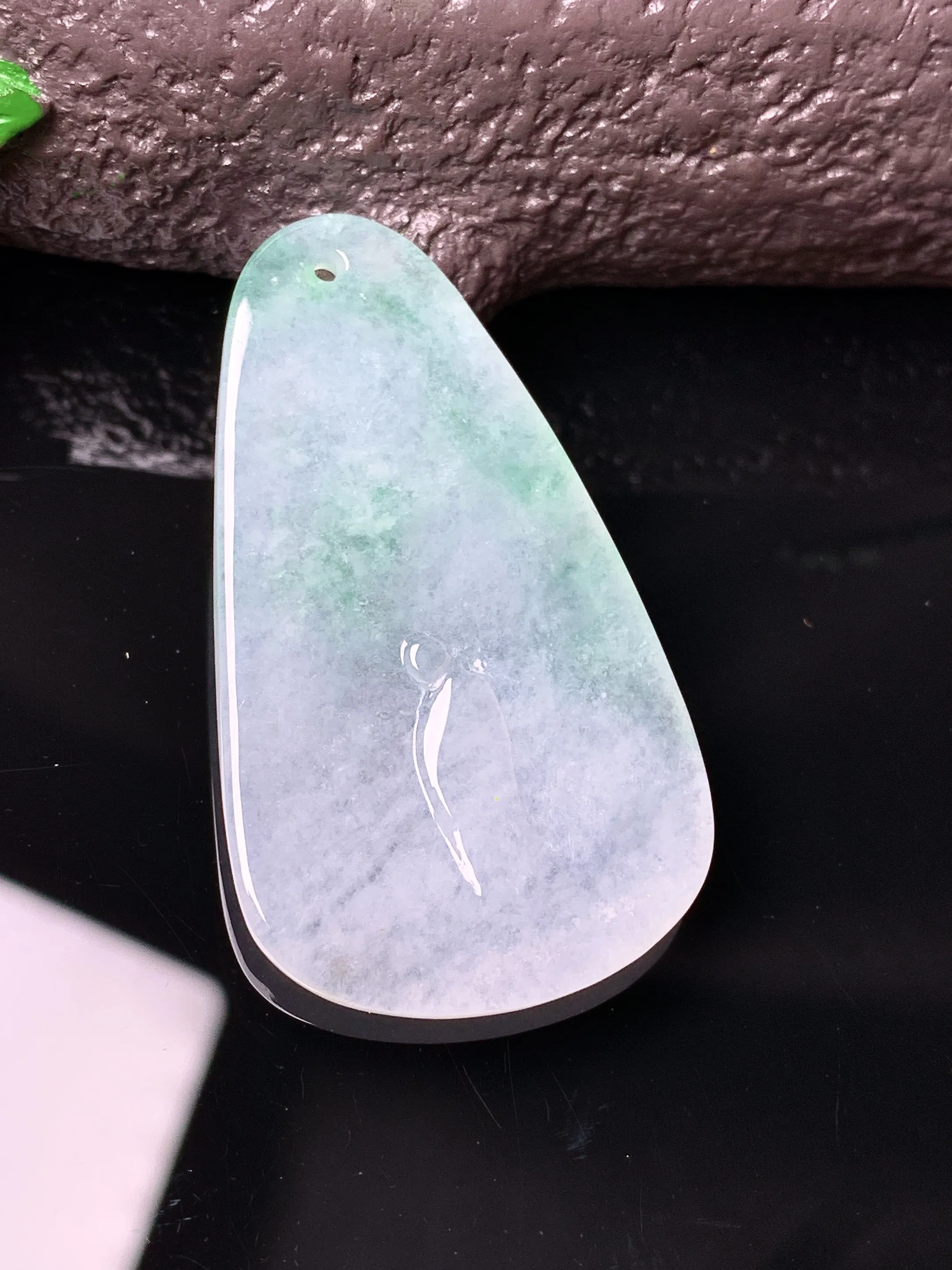 冰种飘绿悟道吊坠 玉质细腻 色泽清新艳丽 整体尺寸42.5*24.3*2.7