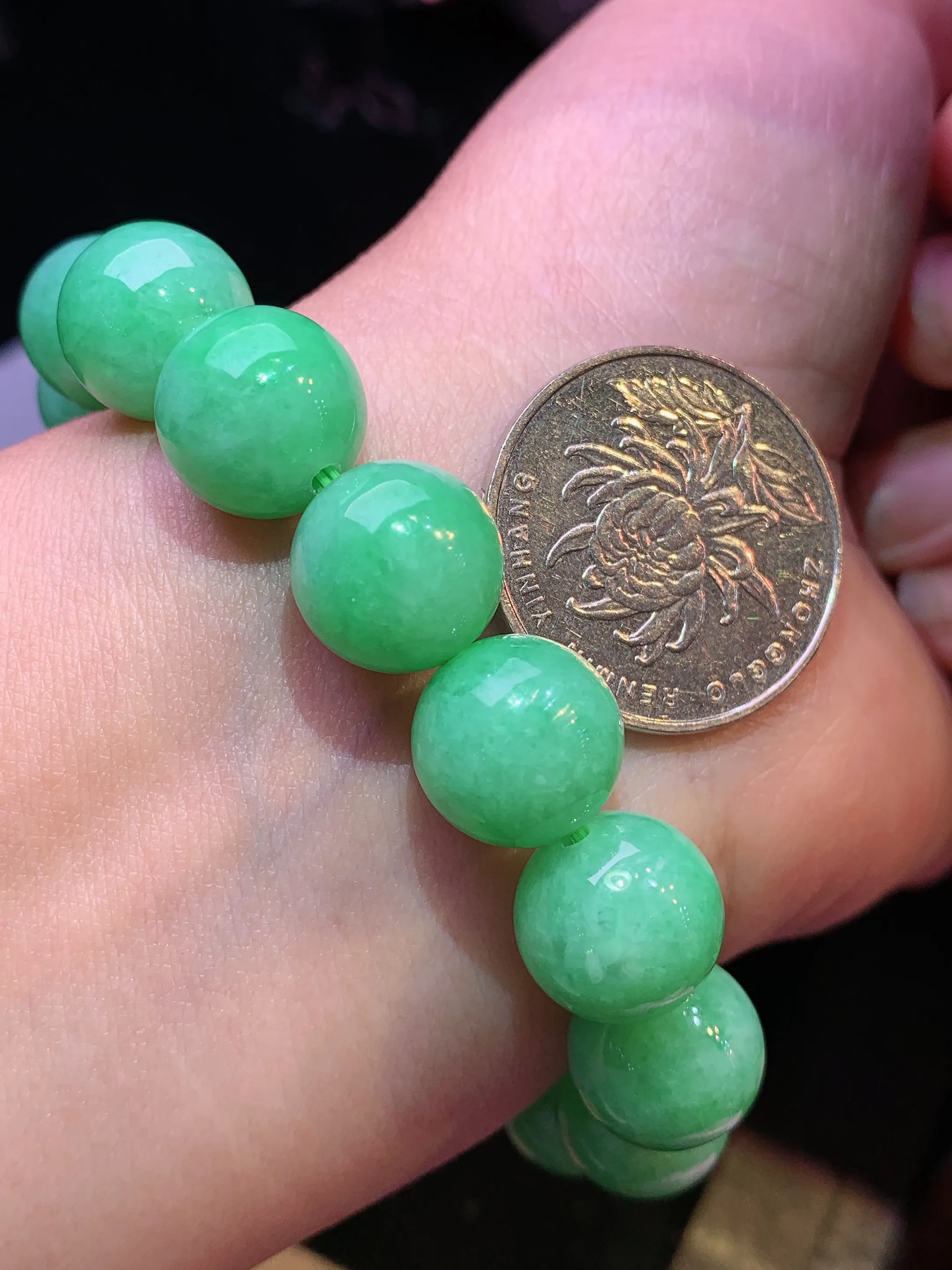 翠绿圆珠手链 玉质细腻 色泽清新艳丽 整体尺寸12.5