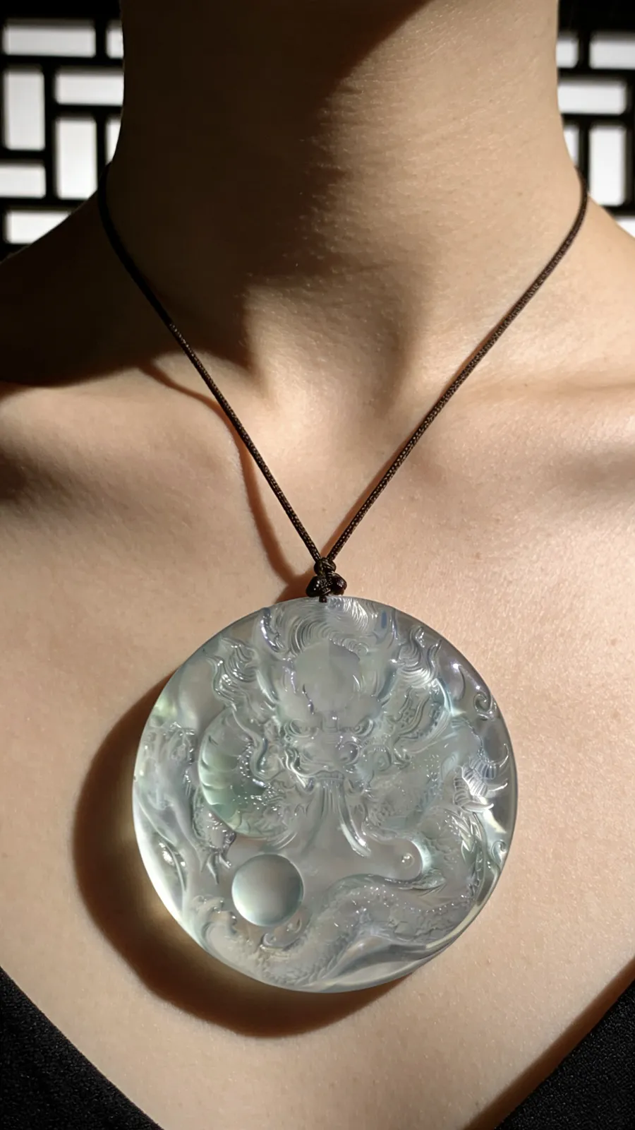 【神龙护主·盛世龙腾】，翡翠龙牌质地如冰。
清潭般，内似有云雾流转，浮雕神龙盘踞其中，气势磅礴，威武霸气，在光影的变幻下，龙身若隐若现。
作品52.5-52.5-6mm，32.58g，五位数