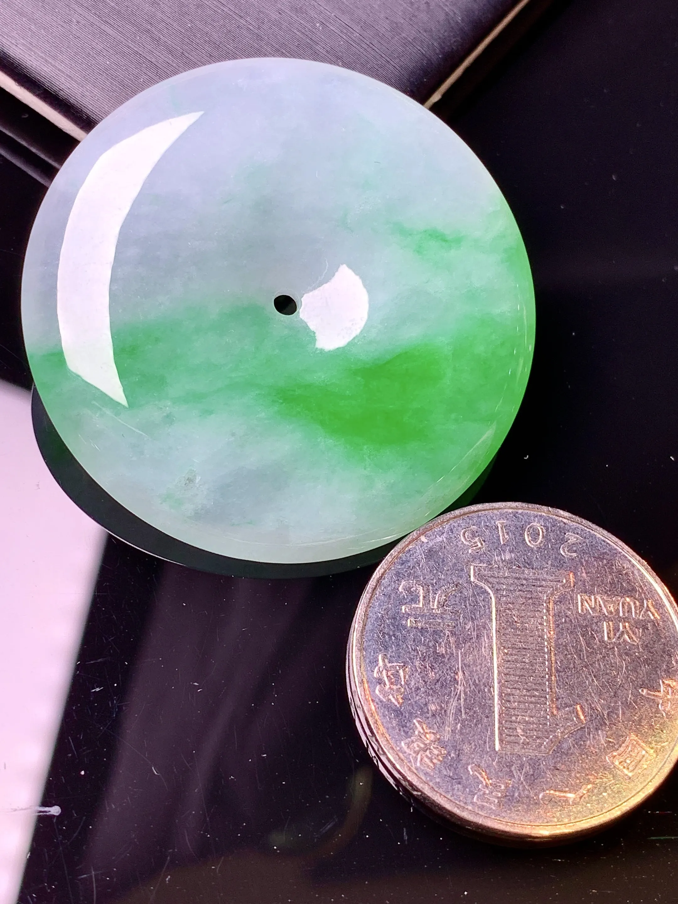 飘绿平安扣吊坠 玉质细腻 色泽清新艳丽 整体尺寸38.2*6