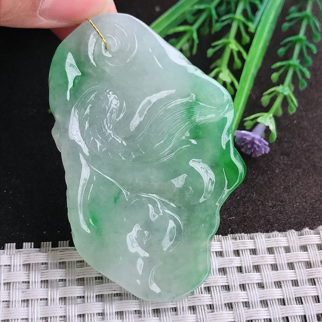 实拍A货翡翠66/42/10.8老坑冰胶水灵飘阳绿龙牌吊坠翡翠挂件
