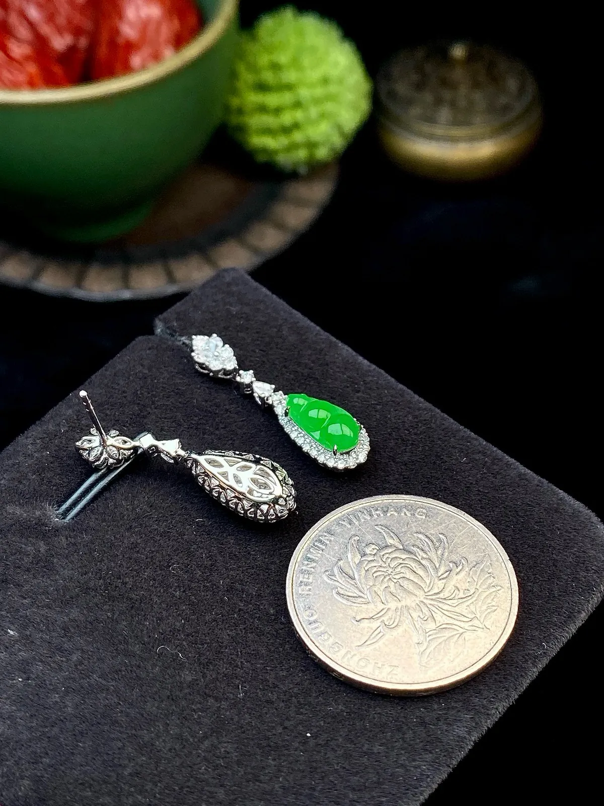 【冰种满绿福豆耳坠】种水上乘，阳绿色泽，纯净通透，收藏品质，18k金钻豪华镶嵌，裸石尺寸10.1*5.1*3.2毫米