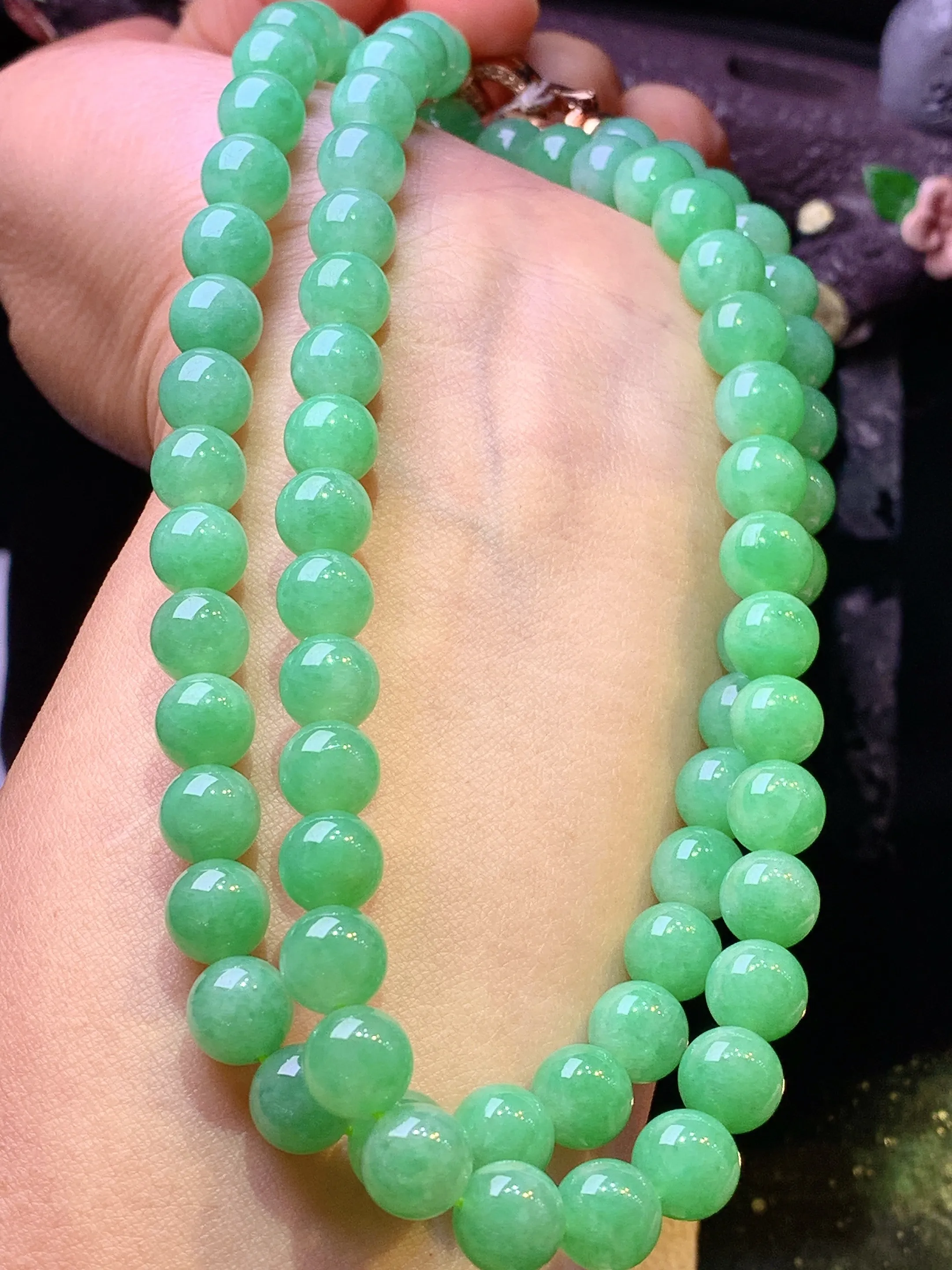 翠绿圆珠项链 玉质细腻 色泽清新艳丽 整体尺寸7.8