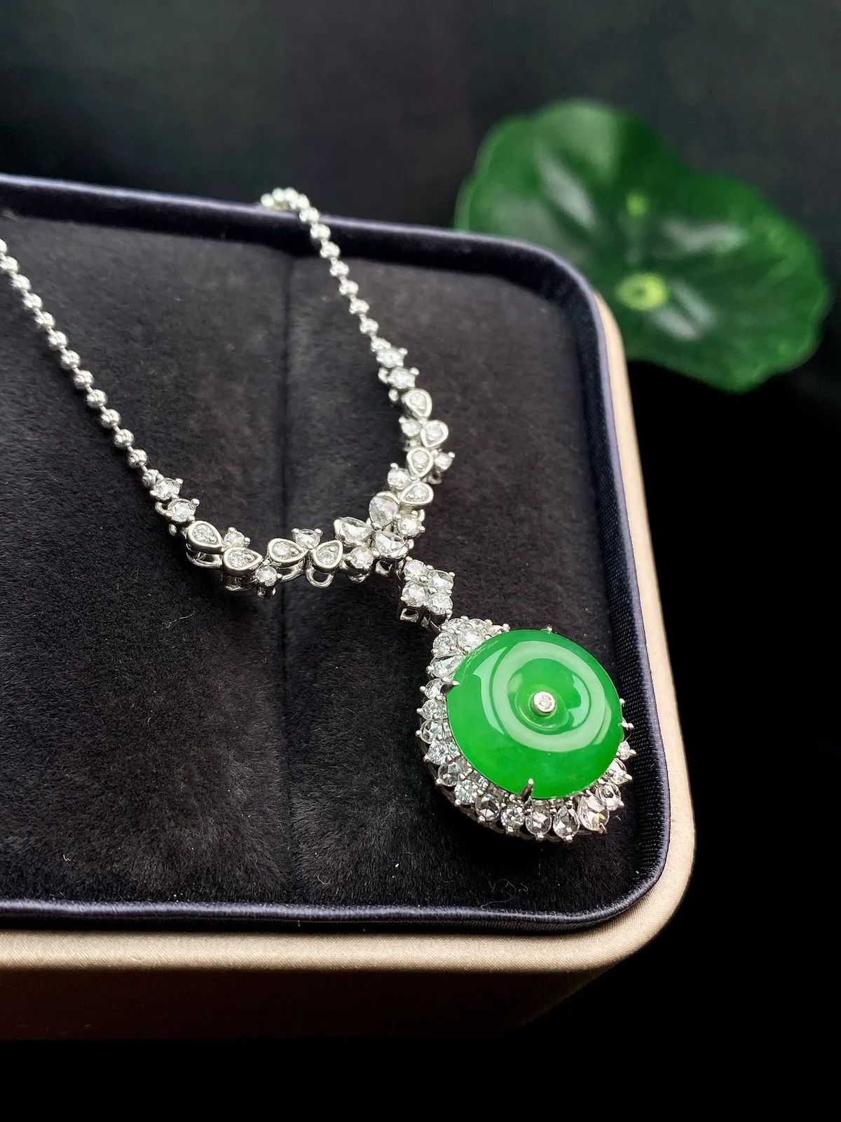 【冰种满绿平安扣】质地非常细腻，冰润十足，种老冰透，18k金钻镶嵌，裸石尺寸11.9*3.2毫米，收