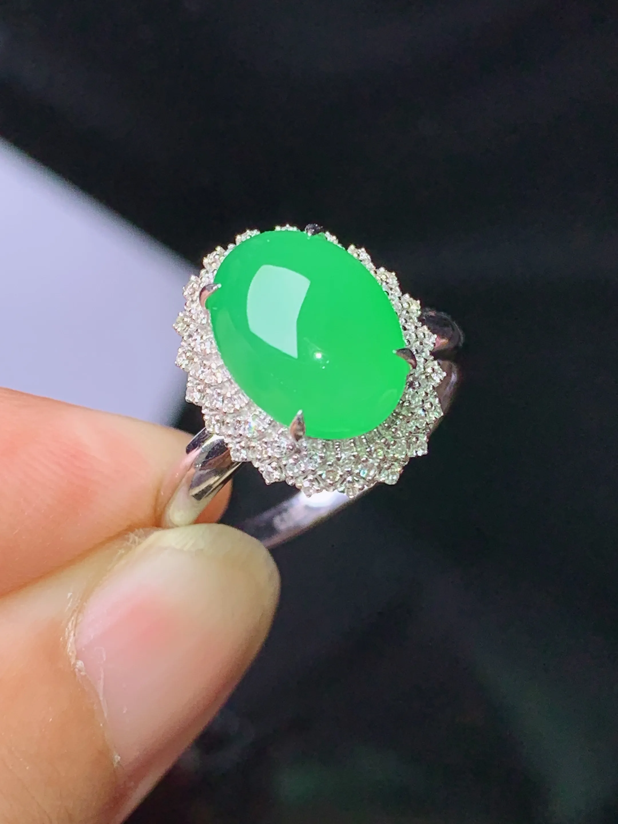 18k金钻镶嵌翠绿蛋面戒指 玉质细腻 色泽清新艳丽 圈口13.5 整体尺寸14.6*12*9.6