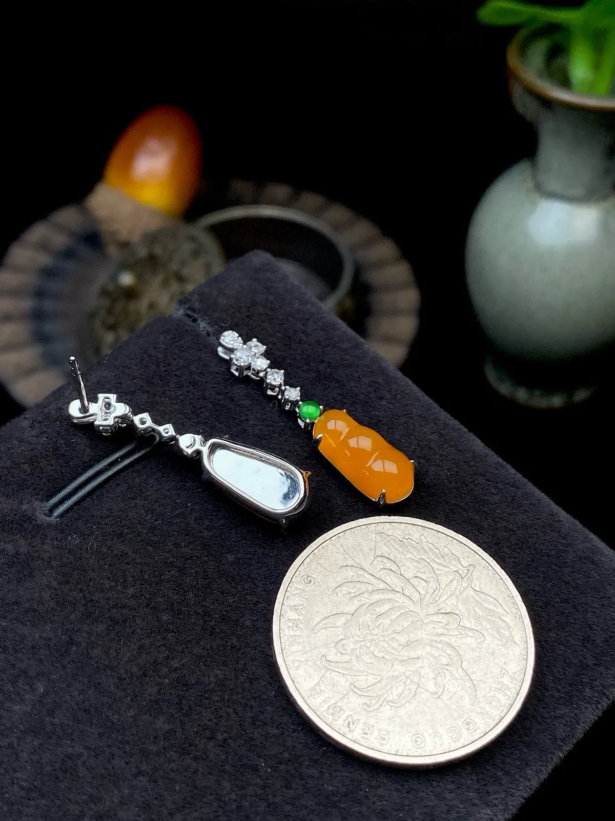 【冰种黄翡福豆耳坠】质地细润，起刚起荧光，18K金钻镶嵌，裸石尺寸12.3*6.1*3.7毫米