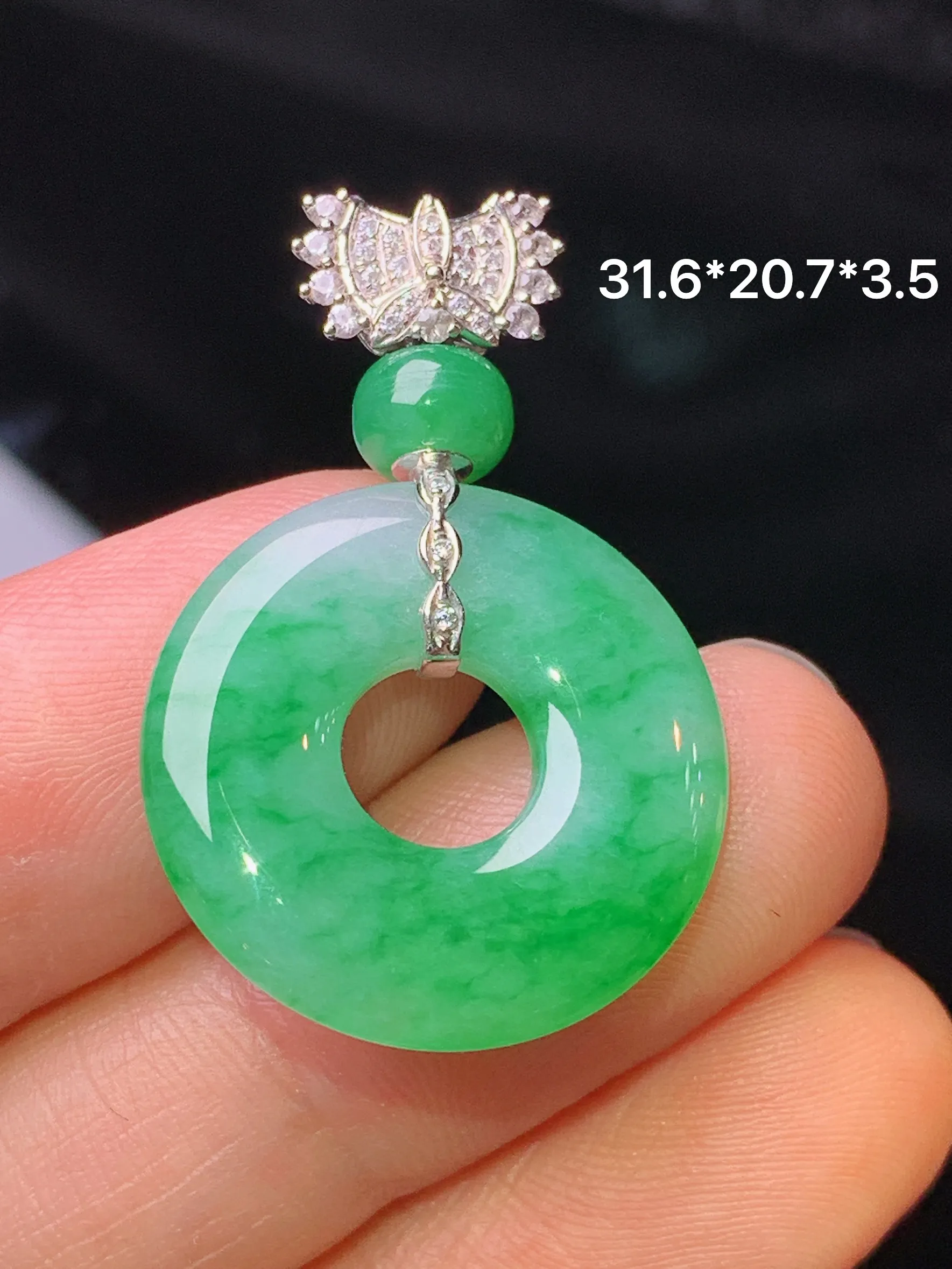 18k金钻镶嵌翠绿平安环吊坠 玉质细腻 色泽清新艳丽 整体尺寸31.6*20.7*3.6