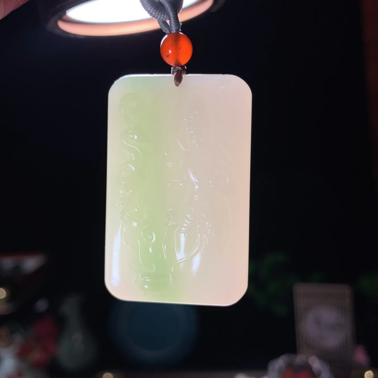 和田玉青海翠翠青站观音牌子挂件。尺寸45/29/11重35克 无裂无杂 玉质细腻油润 底色纯净 脂粉好，品质好。lt251231