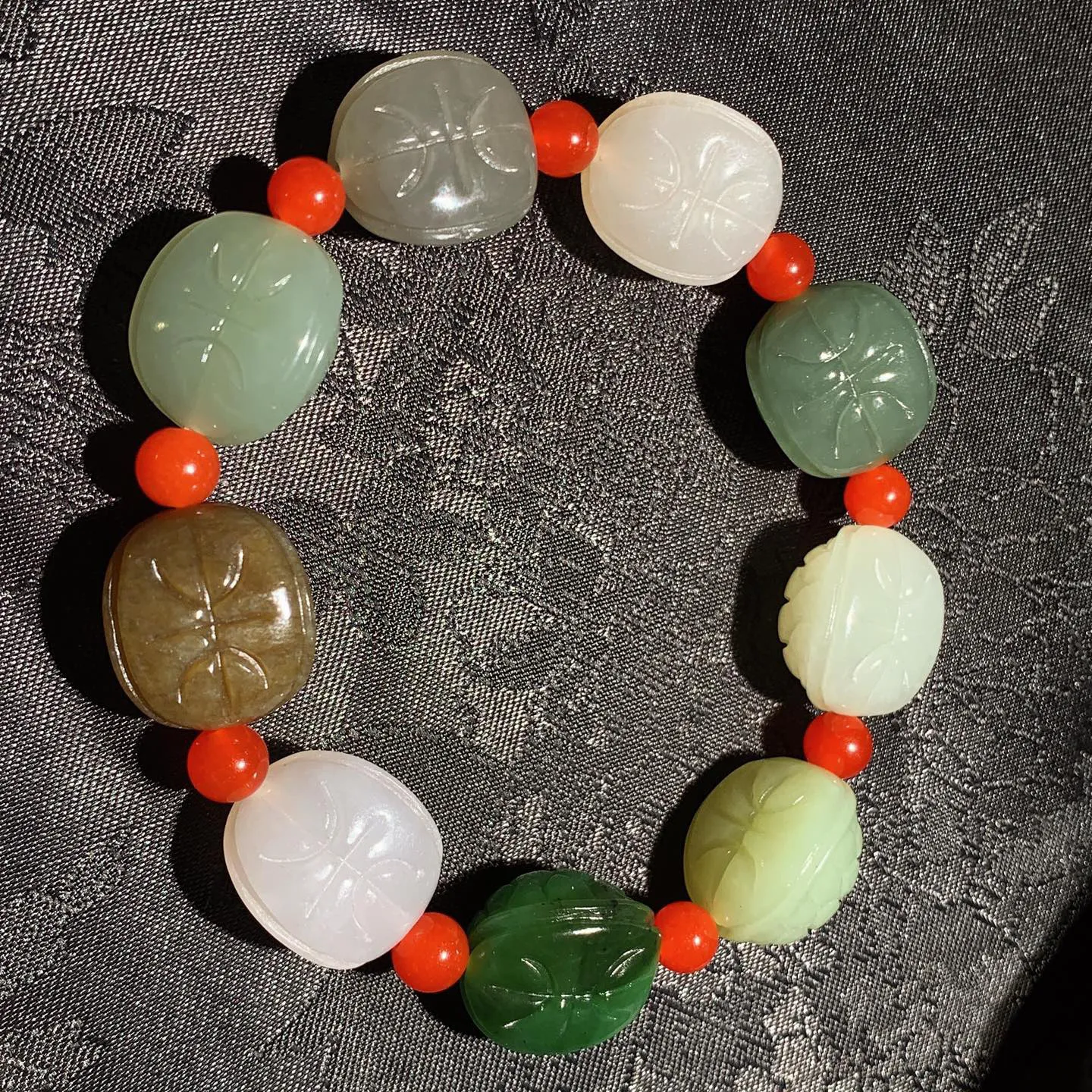 新疆和田玉多宝富贵长寿龟背手串。单颗尺寸18/15/12！无裂无杂 玉质细腻油润 底色纯净 脂粉好，品质好。lt251231