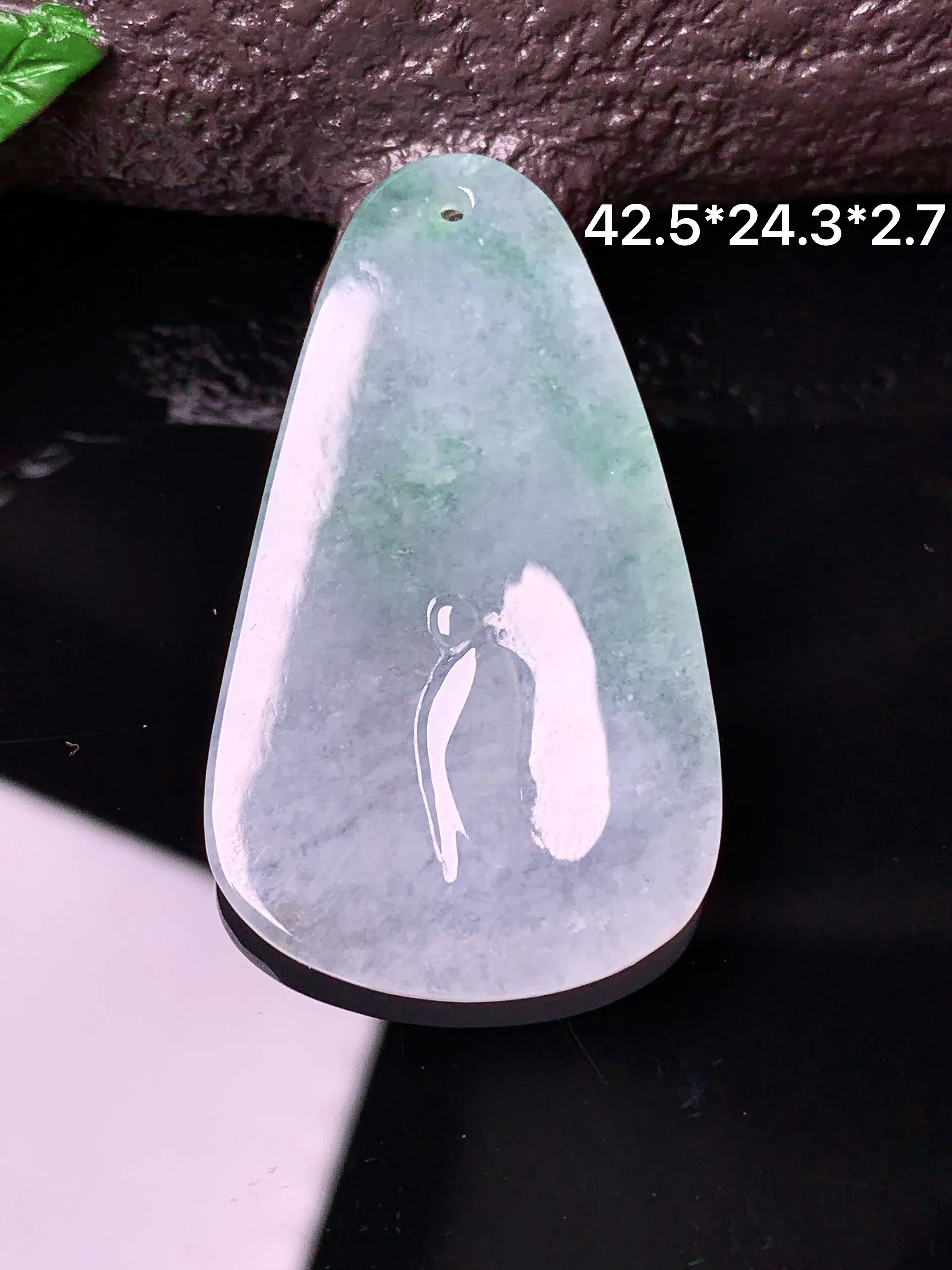 冰种飘绿悟道吊坠 玉质细腻 色泽清新艳丽 整体尺寸42.5*24.3*2.7