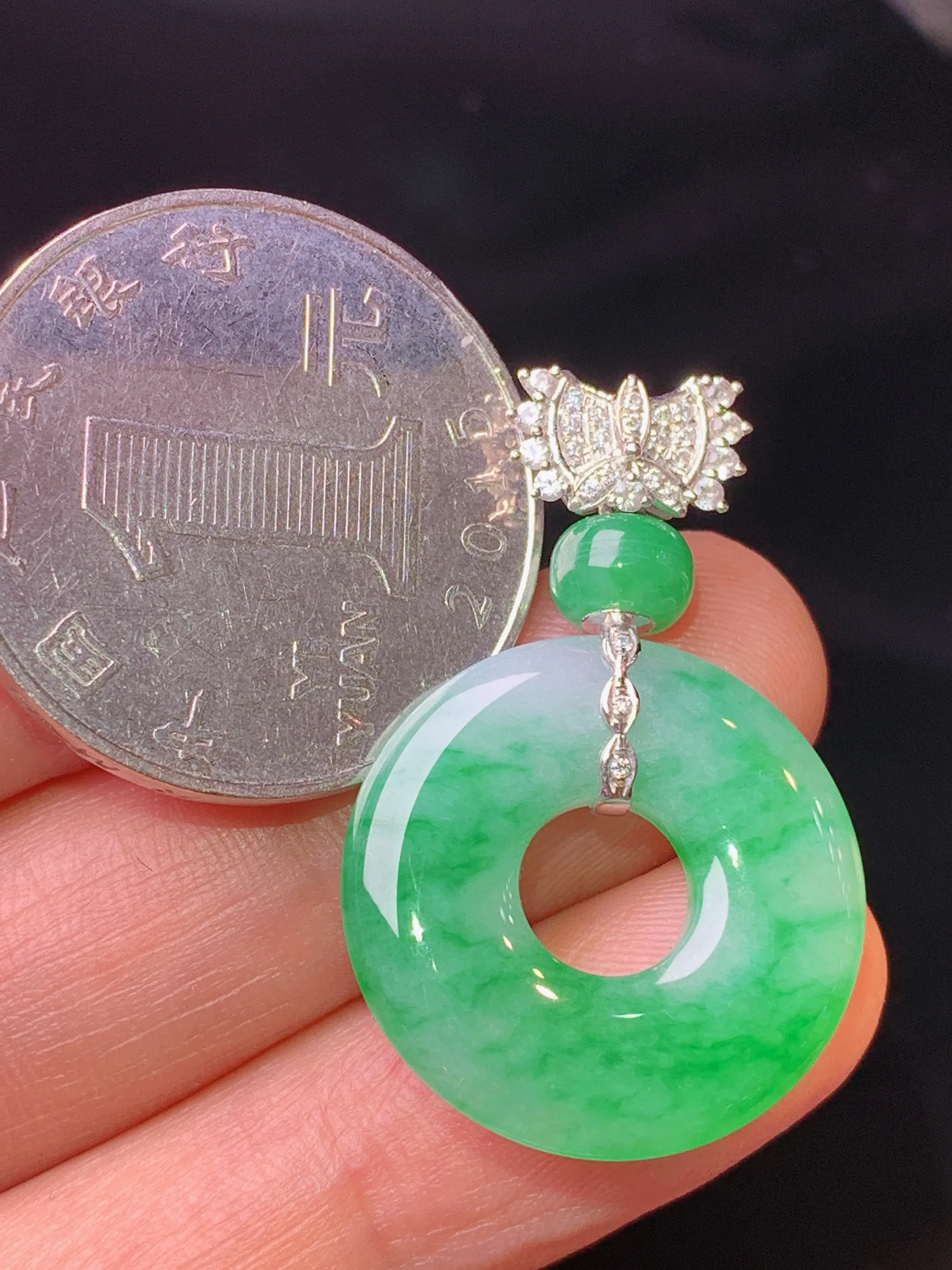 18k金钻镶嵌翠绿平安环吊坠 玉质细腻 色泽清新艳丽 整体尺寸31.6*20.7*3.6