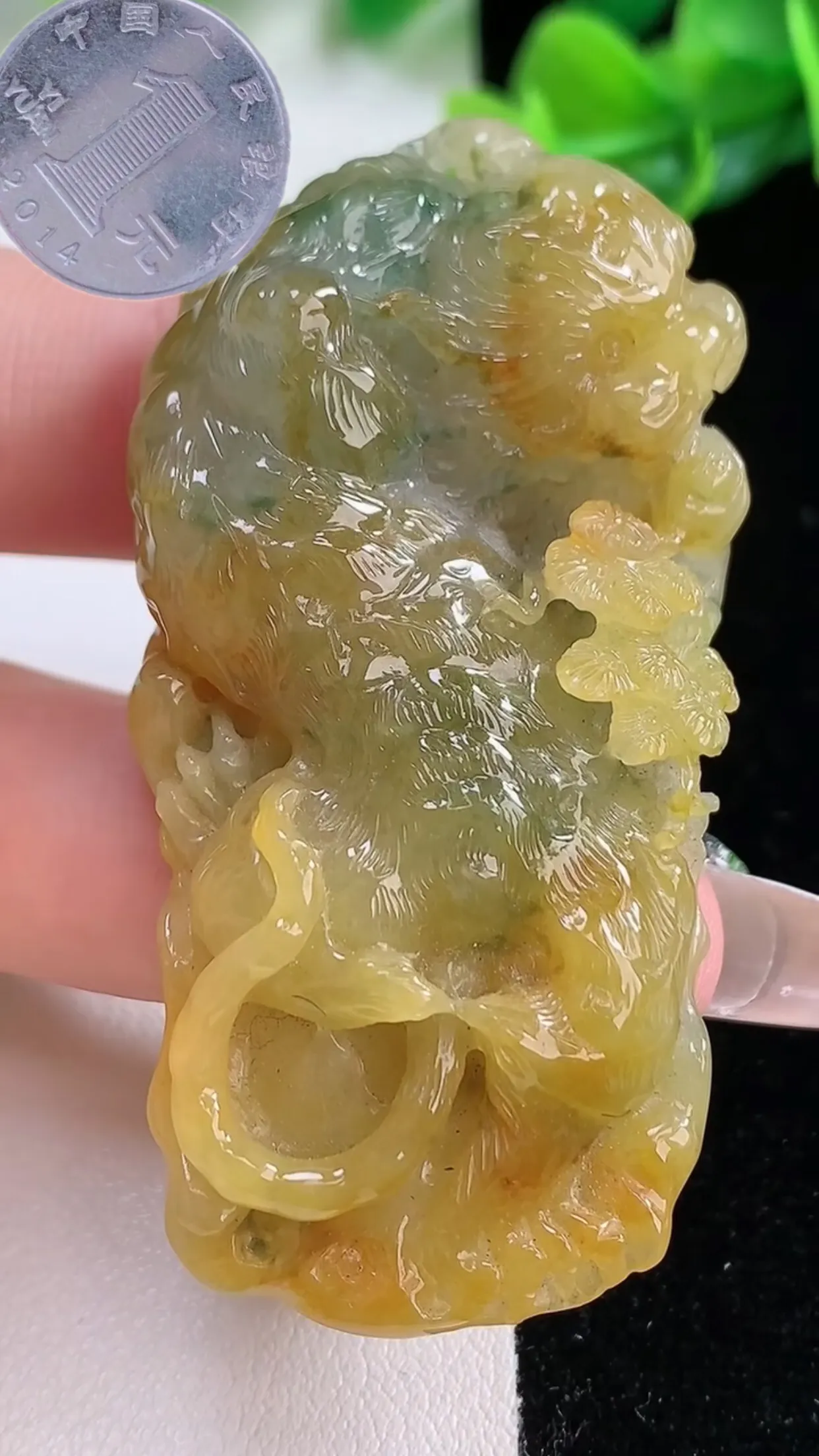 缅甸天然翡翠a货 老坑料起胶冰种 黄翡飘花生肖虎 虎牌吊坠 虎虎生威 玉质细腻 色泽鲜艳 种老起荧光 尺寸58.4-29.7-14mm  y  36.37