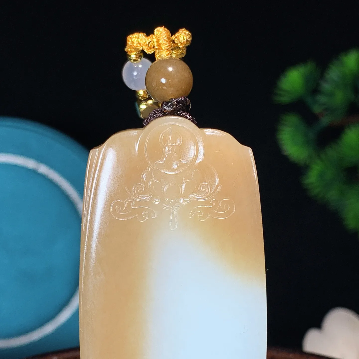 新疆和田玉且末糖平安无事牌挂件。尺寸53/31/9重40.4克 无裂无杂 玉质细腻油润 底色纯净 脂粉好，品质好。lt251231