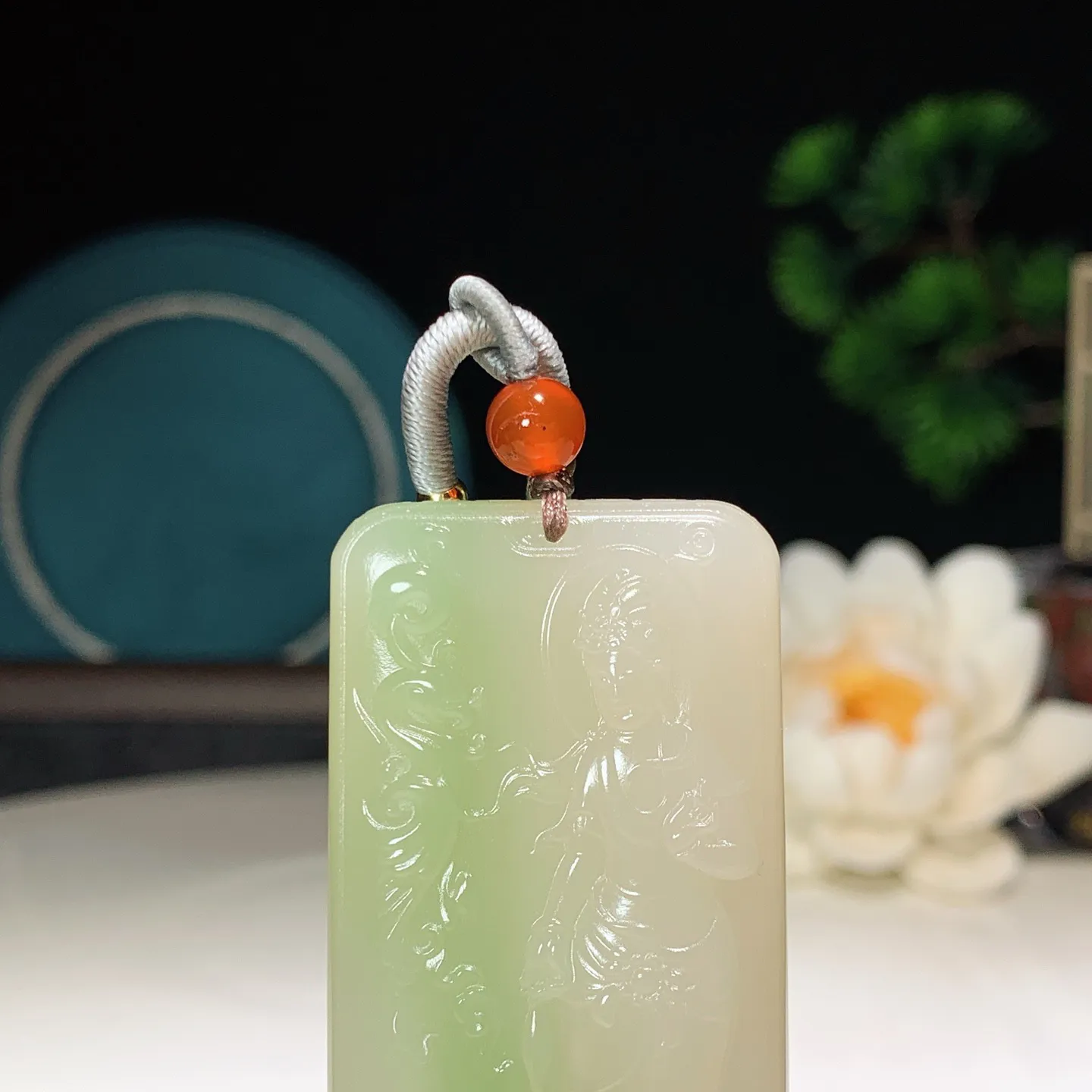 和田玉青海翠翠青站观音牌子挂件。尺寸45/29/11重35克 无裂无杂 玉质细腻油润 底色纯净 脂粉好，品质好。lt251231