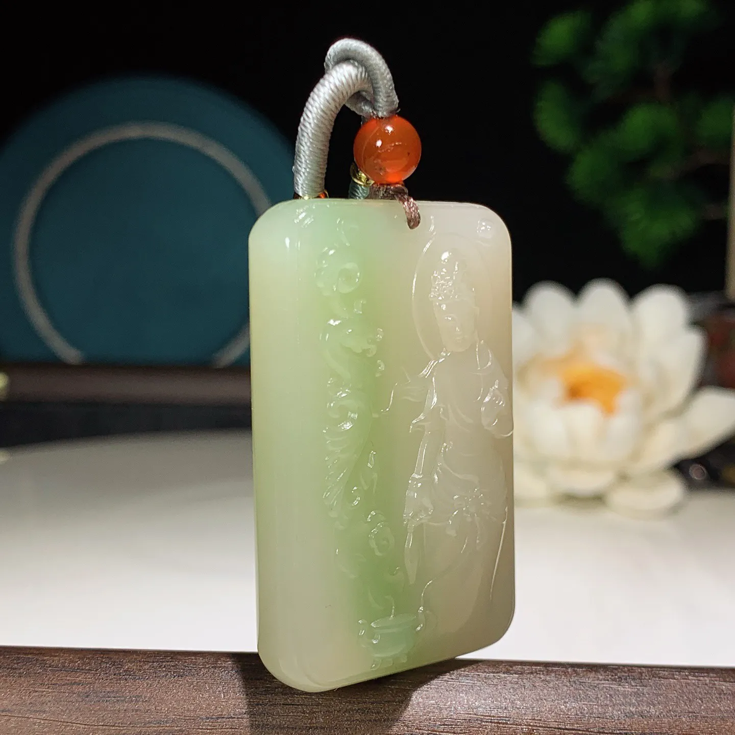 和田玉青海翠翠青站观音牌子挂件。尺寸45/29/11重35克 无裂无杂 玉质细腻油润 底色纯净 脂粉好，品质好。lt251231