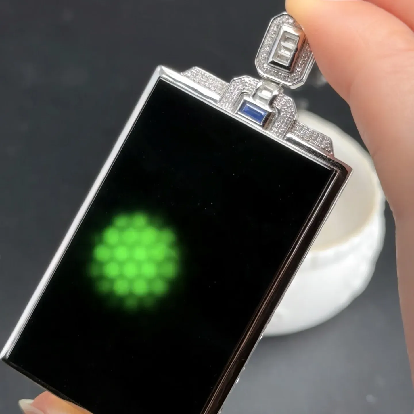 精品18k墨翠无事牌 种好色正 黑度极好 打灯通透 油性十足 尺寸72.4