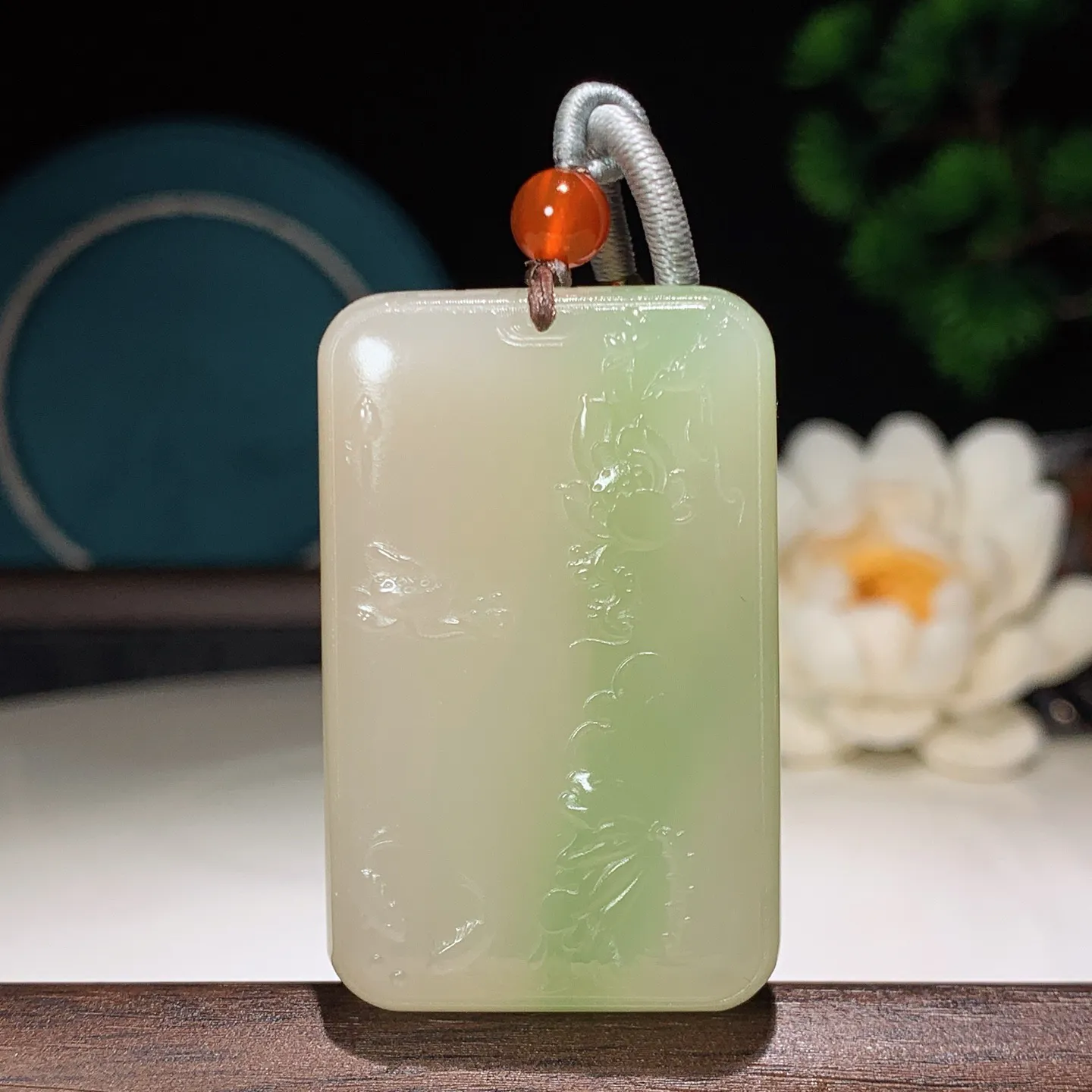 和田玉青海翠翠青站观音牌子挂件。尺寸45/29/11重35克 无裂无杂 玉质细腻油润 底色纯净 脂粉好，品质好。lt251231