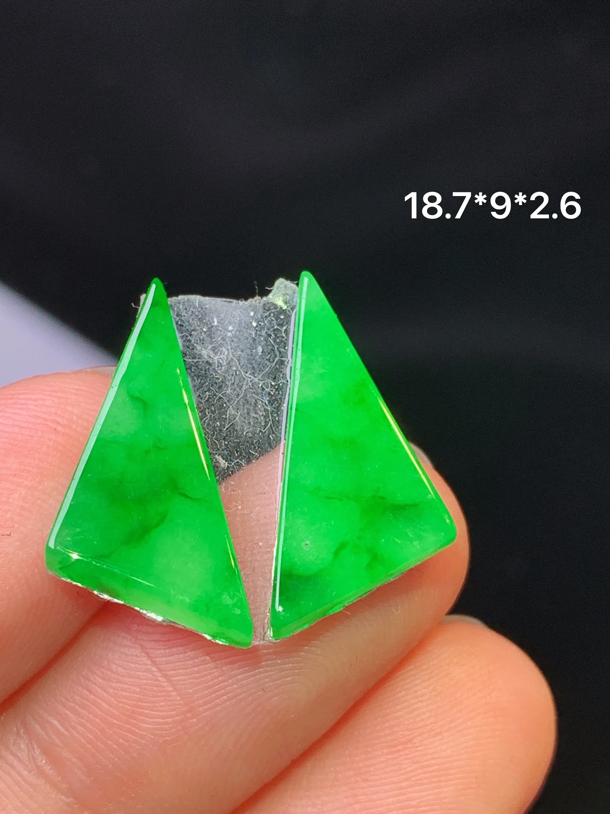 镶嵌款 翠绿方形一对 玉质细腻 色泽清新艳丽 整体尺寸18.7*9*2.6