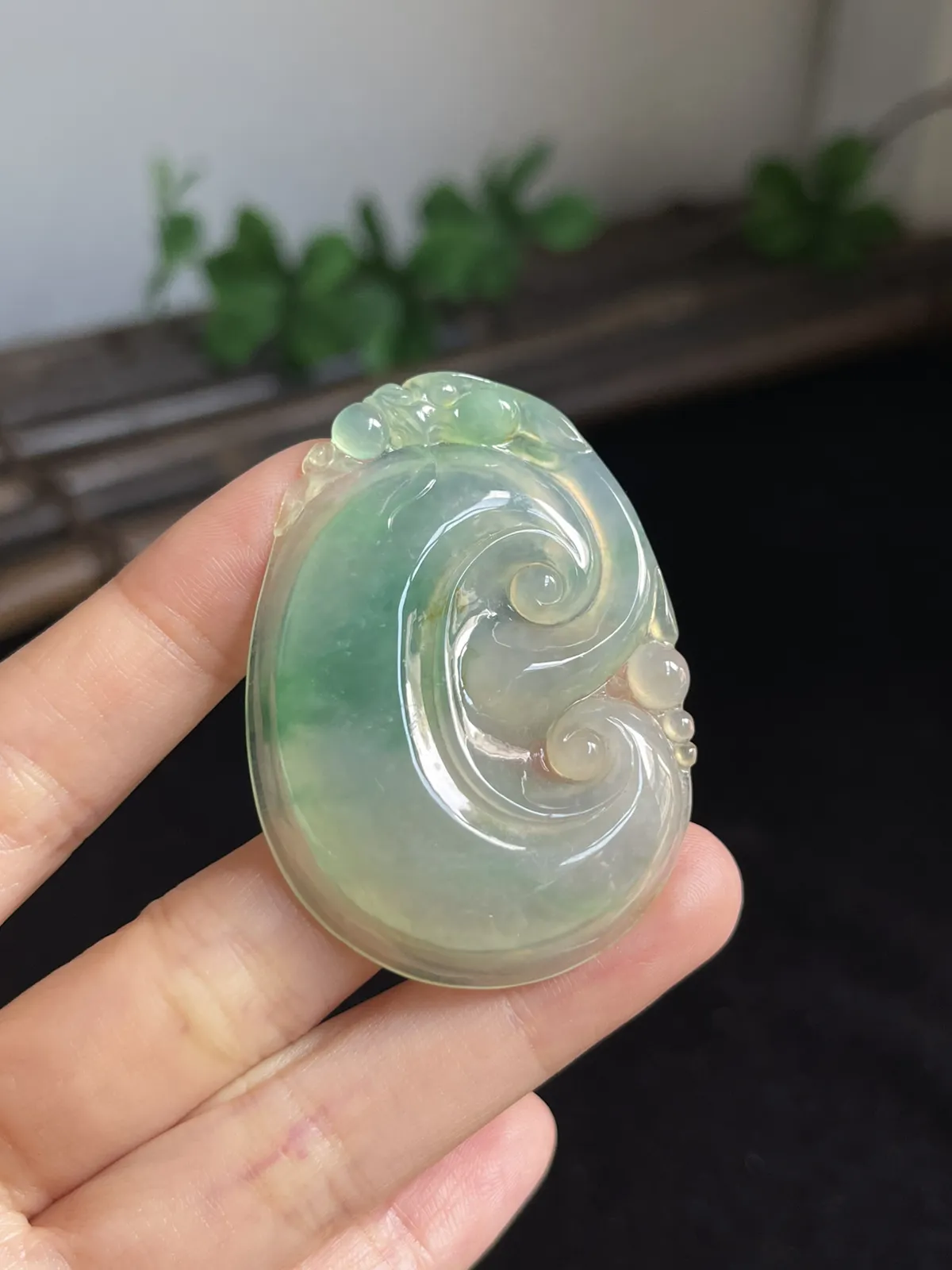 翡翠冰糯种飘绿如意