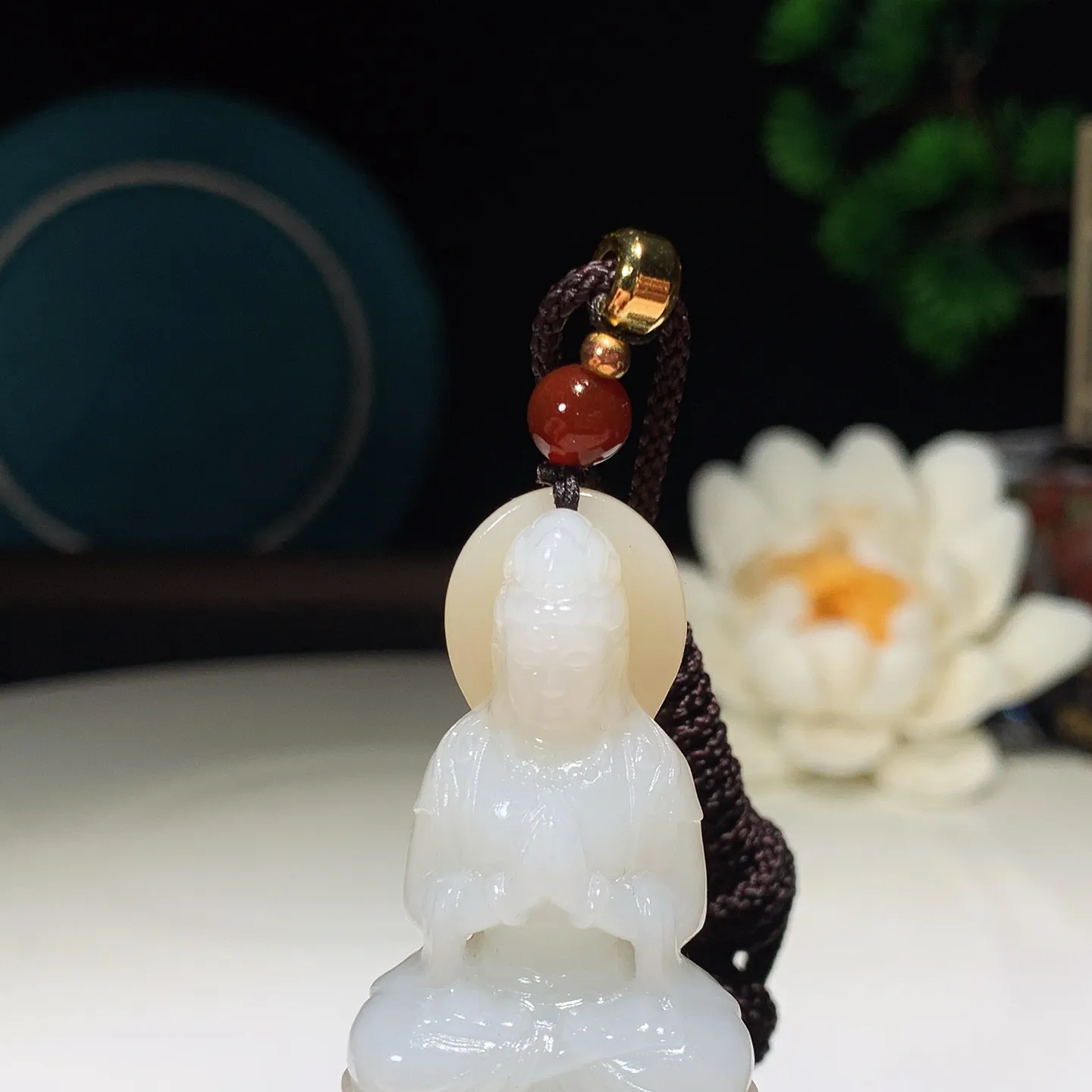 新疆和田玉且末糖立体坐莲观音挂件。尺寸40/24/15重20克 无裂无杂 玉质细腻油润 底色纯净 脂粉好，品质好。lt251231