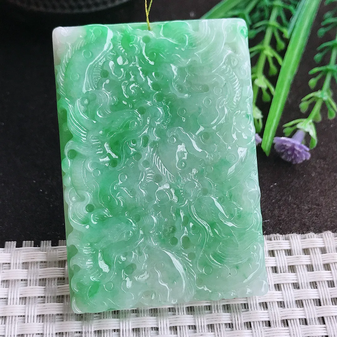 实拍A货翡翠61.8/43.5/6.8老坑精美冰润满绿九龙龙牌吊坠翡翠挂件