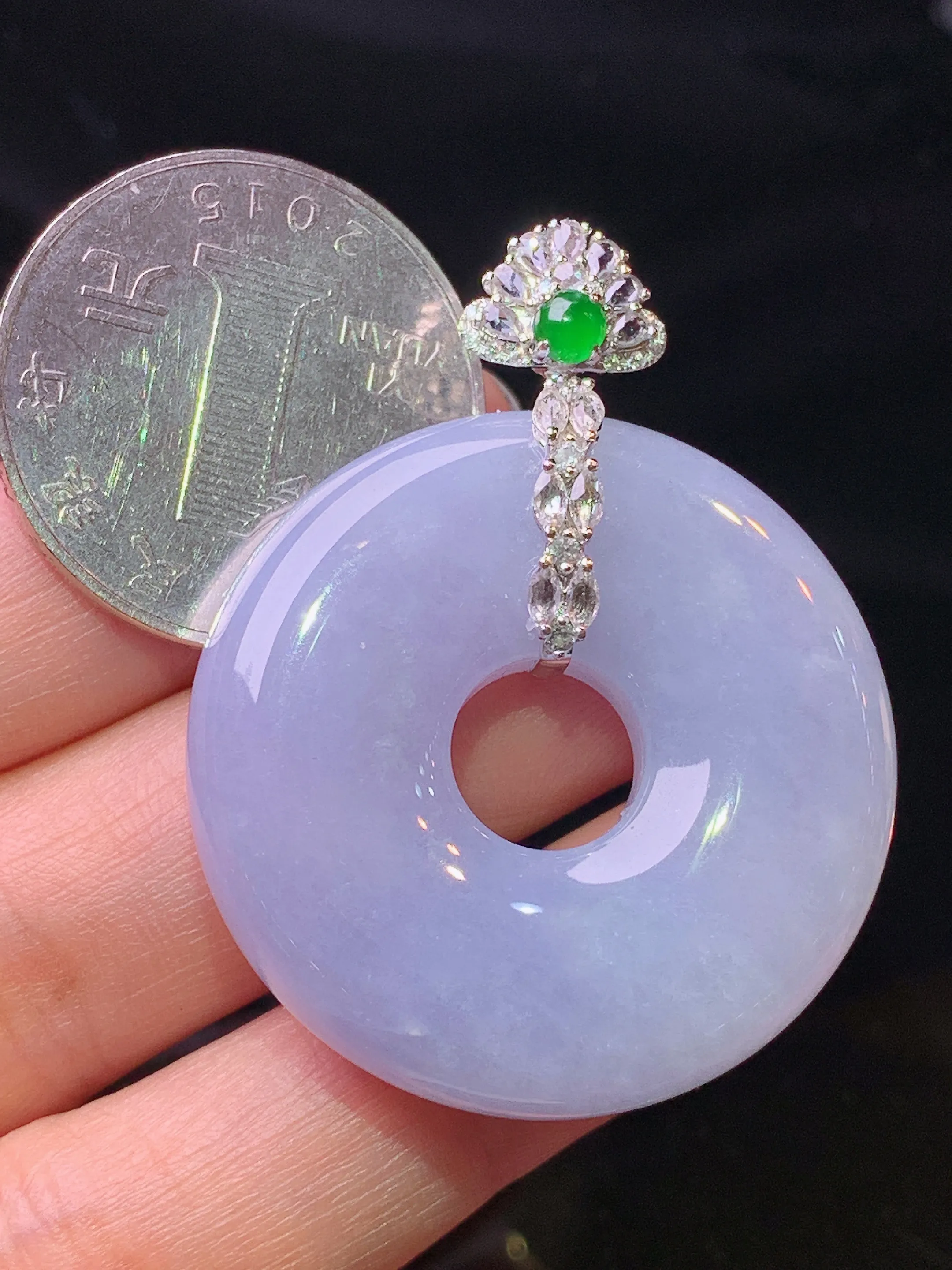 18k金钻镶嵌紫罗兰平安环吊坠 玉质细腻 色泽清新艳丽 整体尺寸42.6*33.7*8.3