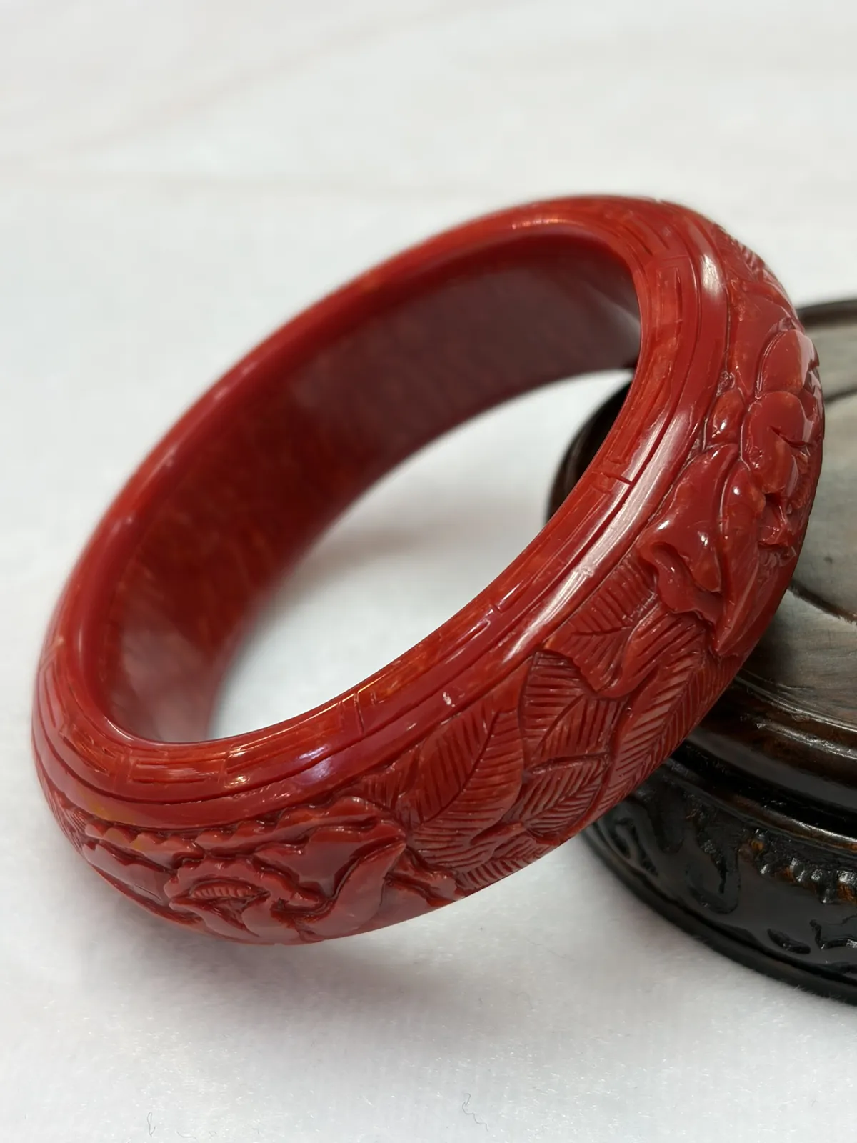 【深红珊瑚花开手镯】经典老款，深雕花开富贵，精选意大利沙丁大料，釆用台湾先进拼接技术，不是粉压制造！上手效果霸气，圈口内径56mm,宽20.1mm,厚11mm!重量63.85克！寓意守着富贵人生，美好的幸福生活！