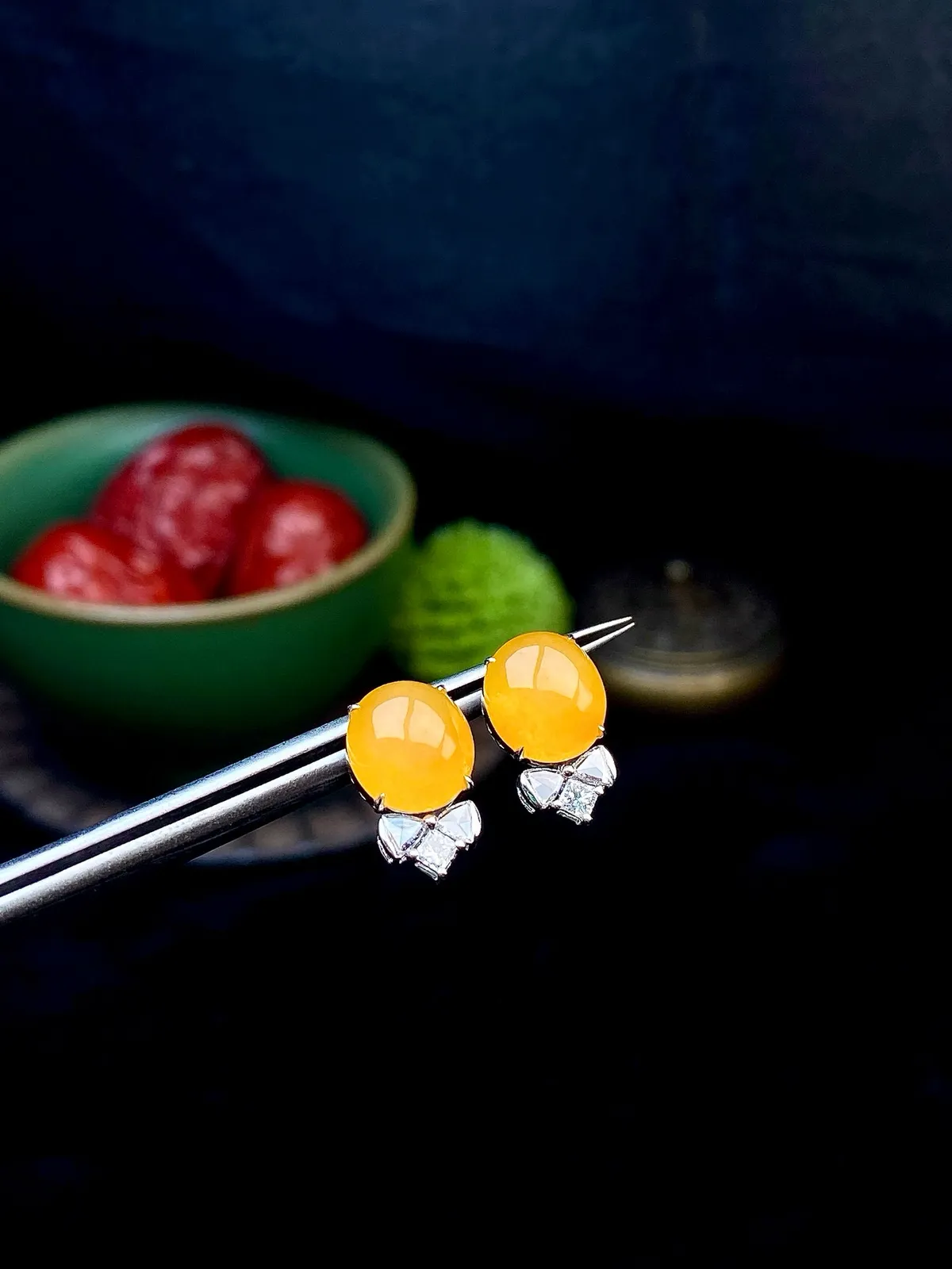 【冰种黄翡蛋面耳钉】质地细润，起刚起荧光，18K金钻镶嵌，裸石尺寸8.6*7.8*3.1毫米