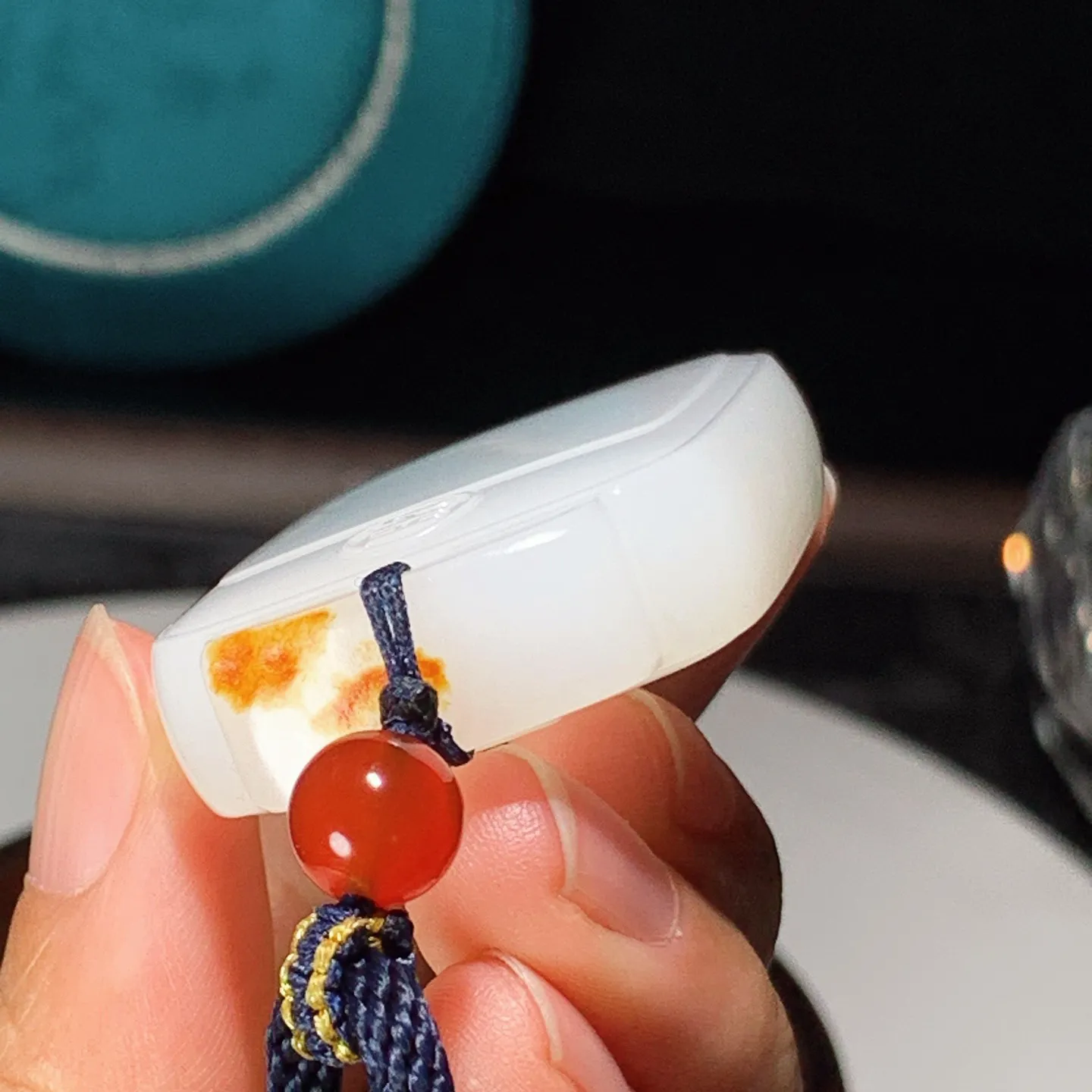 新疆和田玉羊脂白平安无事牌挂件。尺寸58/33/13重60.6克 无裂无杂 玉质细腻油润 底色纯净 脂粉好，品质好。lt251231