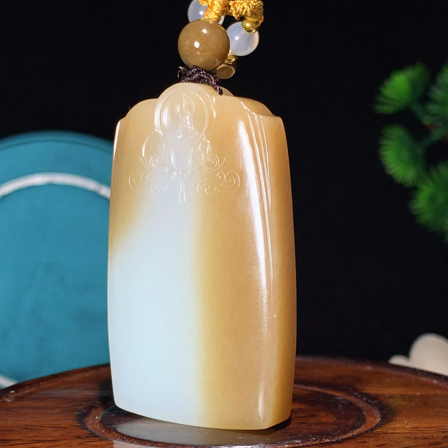 新疆和田玉且末糖平安无事牌挂件。尺寸53/31/9重40.4克 无裂无杂 玉质细腻油润 底色纯净 脂