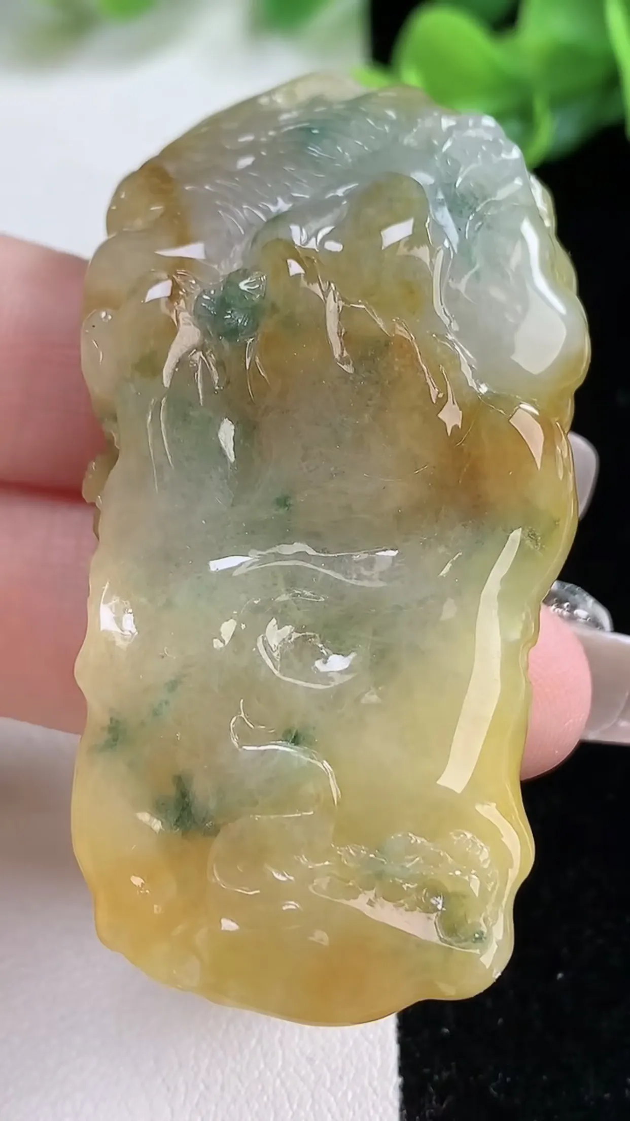 缅甸天然翡翠a货 老坑料起胶冰种 黄翡飘花生肖虎 虎牌吊坠 虎虎生威 玉质细腻 色泽鲜艳 种老起荧光 尺寸58.4-29.7-14mm  y  36.37