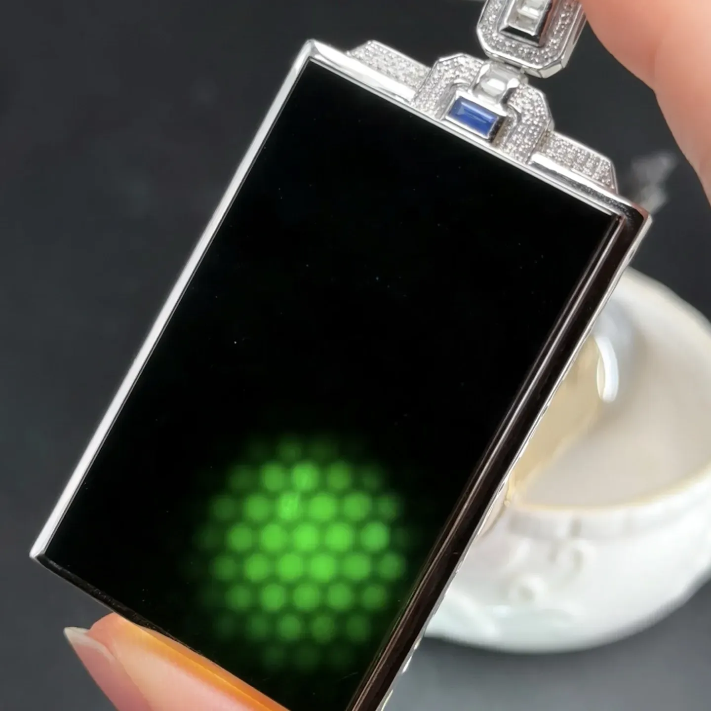 精品18k墨翠无事牌 种好色正 黑度极好 打灯通透 油性十足 尺寸72.4