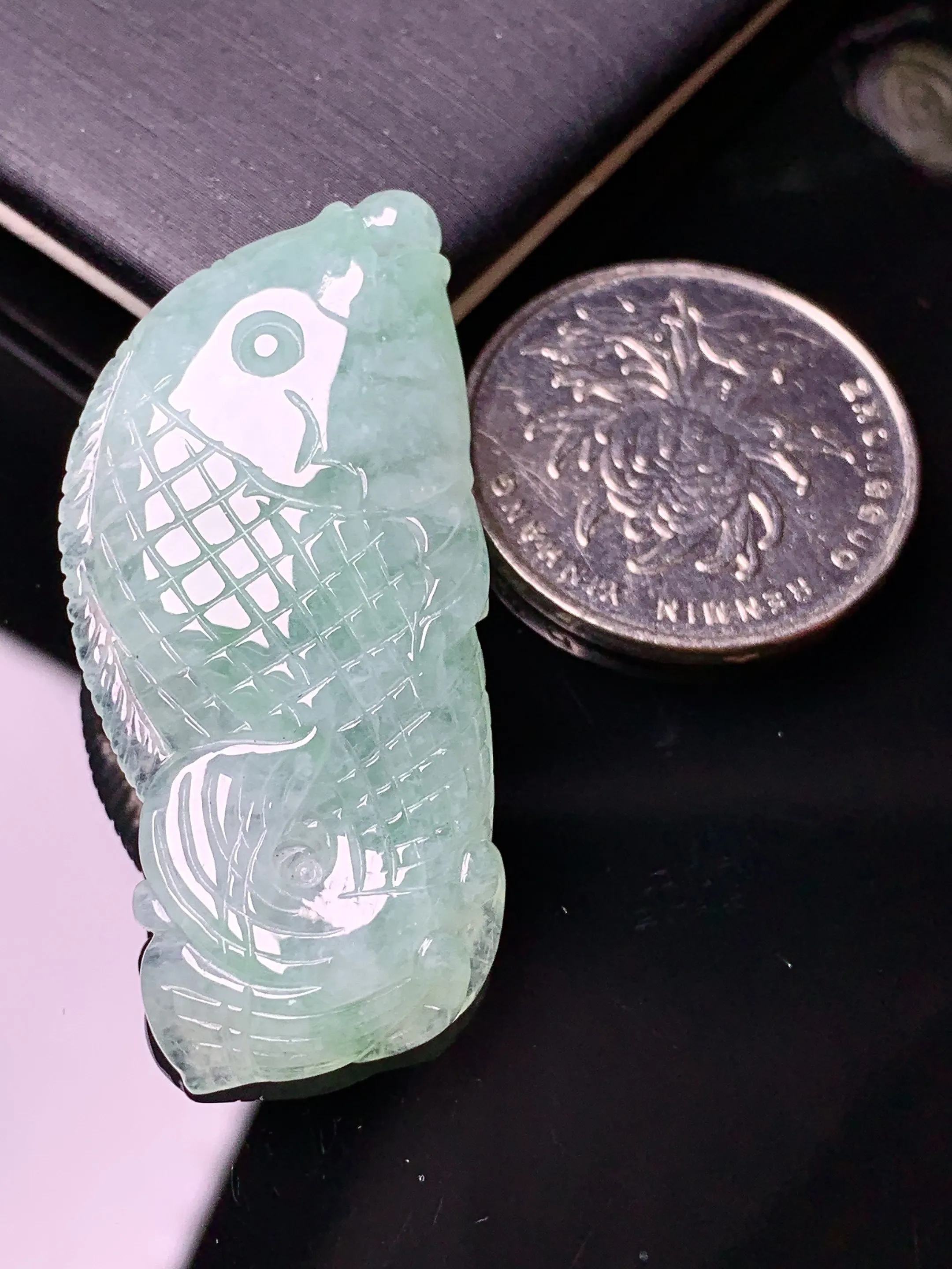 飘绿金鱼吊坠 玉质细腻 色泽清新艳丽 整体尺寸44*20*6.6