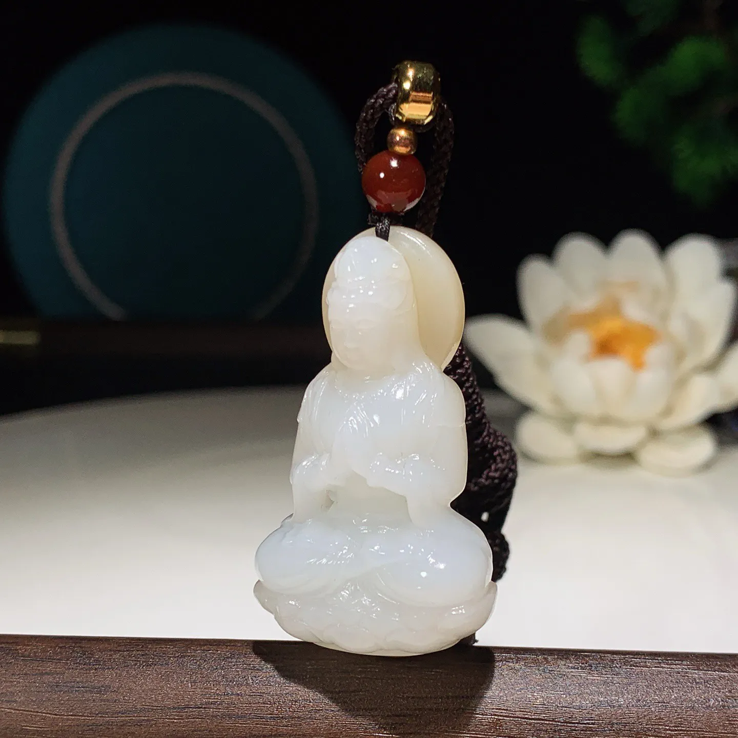 新疆和田玉且末糖立体坐莲观音挂件。尺寸40/24/15重20克 无裂无杂 玉质细腻油润 底色纯净 脂粉好，品质好。lt251231