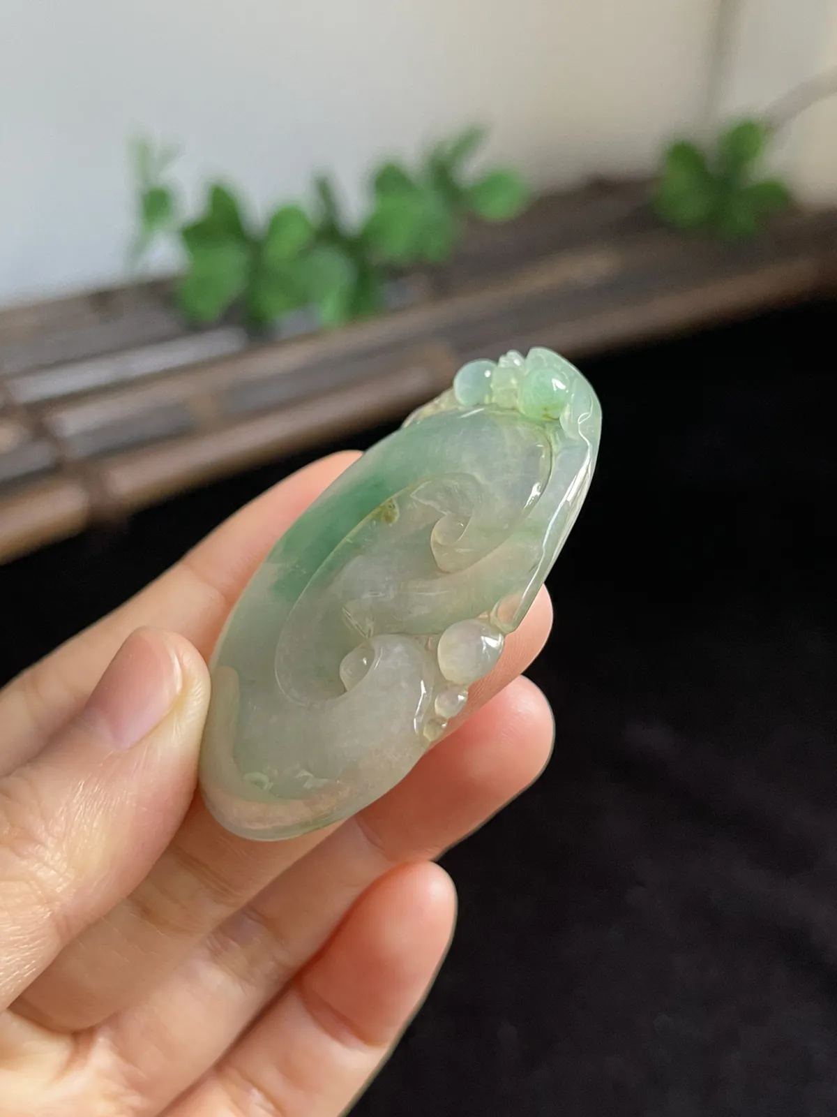 翡翠冰糯种飘绿如意