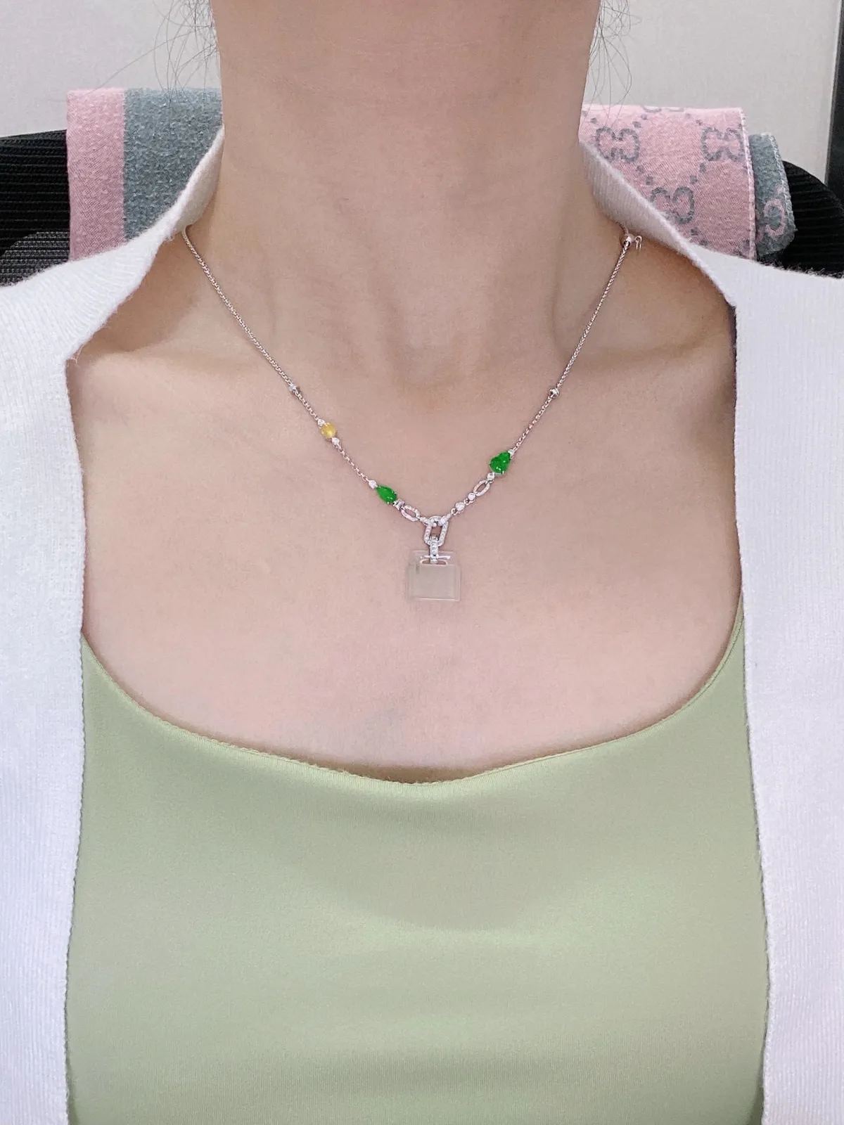 【冰种平安锁吊坠】质地细腻，饱满度很好，晶莹剔透，18k金钻镶嵌，裸石尺寸12.4*13.2*2.6毫米