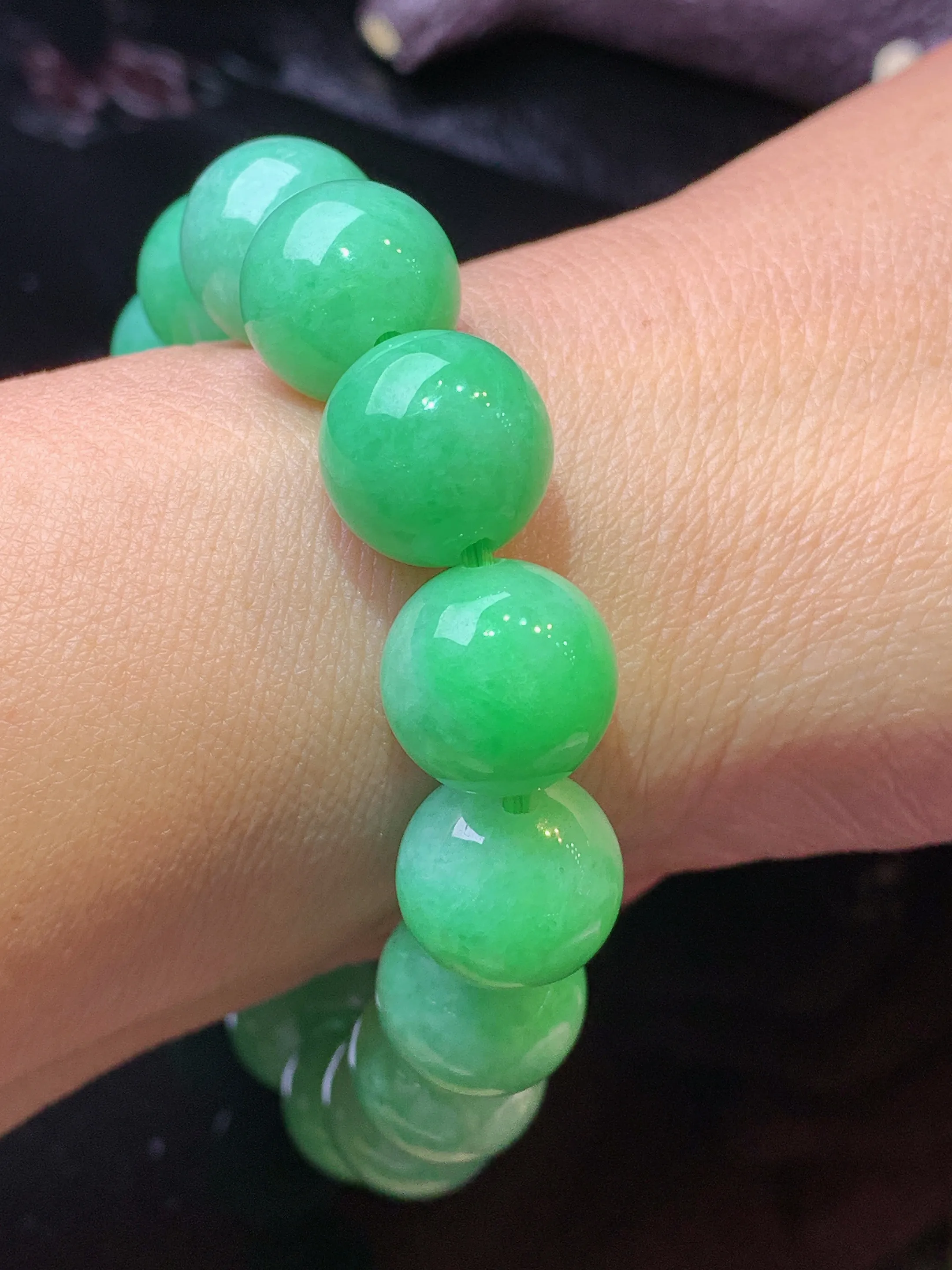 翠绿圆珠手链 玉质细腻 色泽清新艳丽 整体尺寸12.5