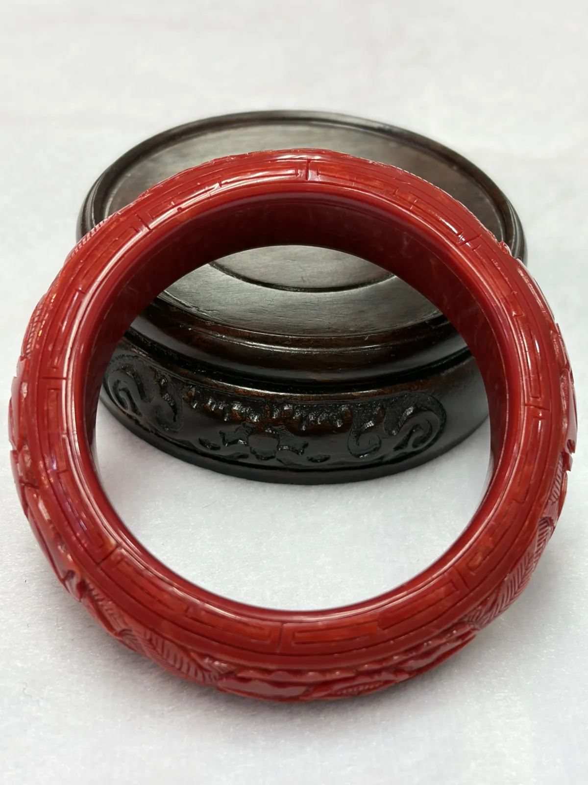 【深红珊瑚花开手镯】经典老款，深雕花开富贵，精选意大利沙丁大料，釆用台湾先进拼接技术，不是粉压制造！上手效果霸气，圈口内径56mm,宽20.1mm,厚11mm!重量63.85克！寓意守着富贵人生，美好的幸福生活！