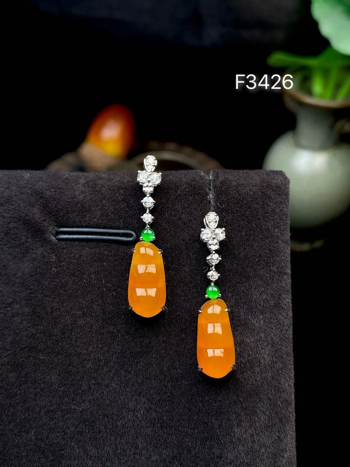 【冰种黄翡福豆耳坠】质地细润，起刚起荧光，18K金钻镶嵌，裸石尺寸12.3*6.1*3.7毫米