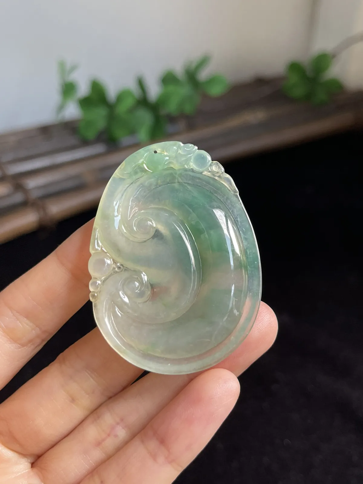 翡翠冰糯种飘绿如意