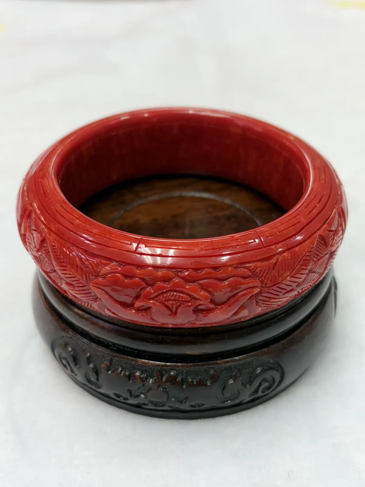 【深红珊瑚花开手镯】经典老款，深雕花开富贵，精选意大利沙丁大料，釆用台湾先进拼接技术，不是粉压制造！上手效果霸气，圈口内径56mm,宽20.1mm,厚11mm!重量63.85克！寓意守着富贵人生，美好的幸福生活！