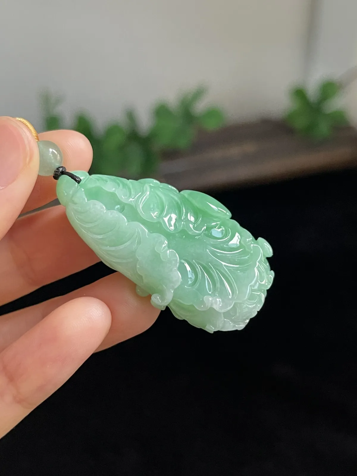 翡翠糯化种浅绿色玉白菜，配珠未测