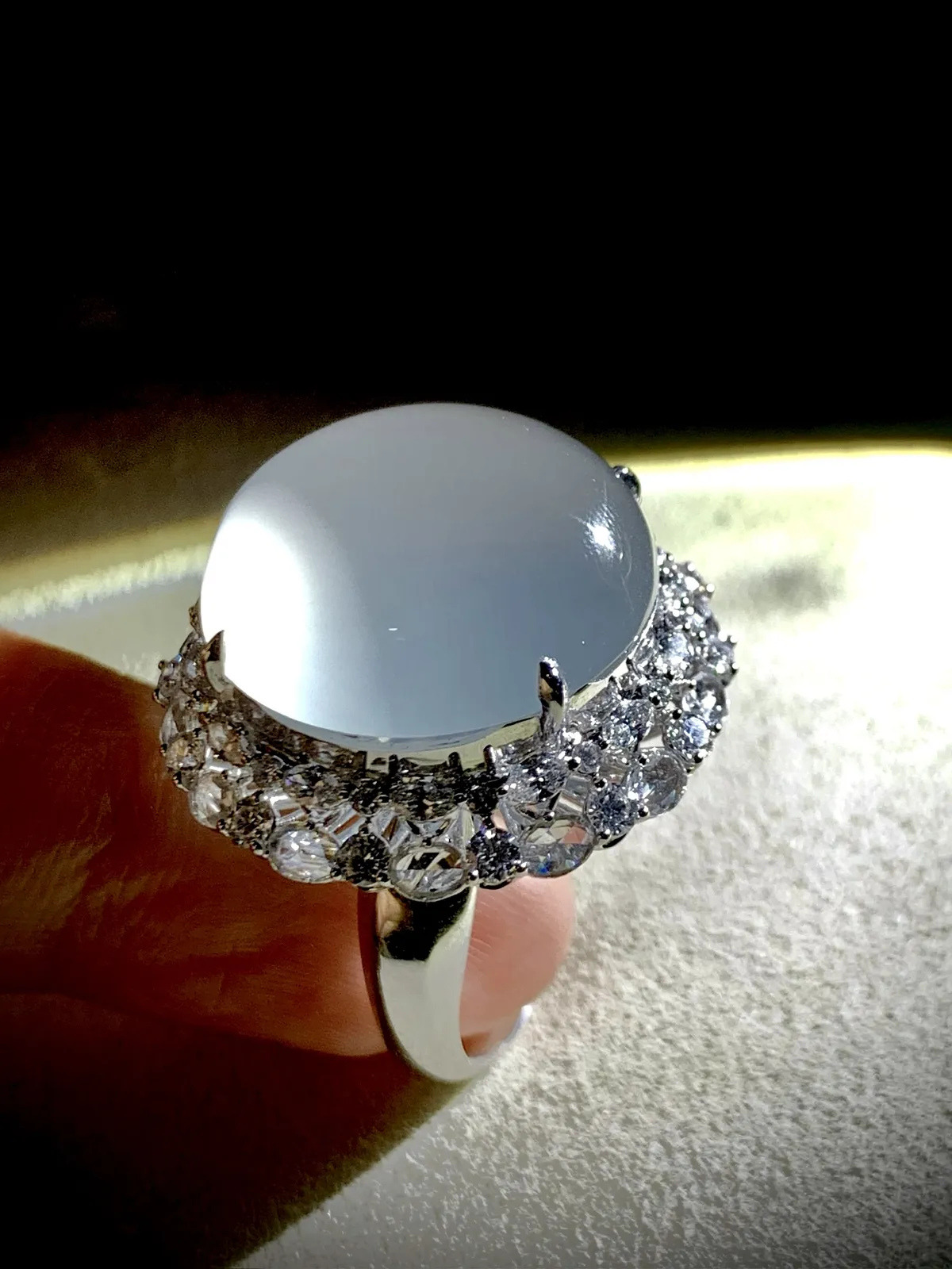 白冰大蛋面戒指，裸石20.5-20-9.5mm，
台面整体27-26.2-17.5mm，15#，
1