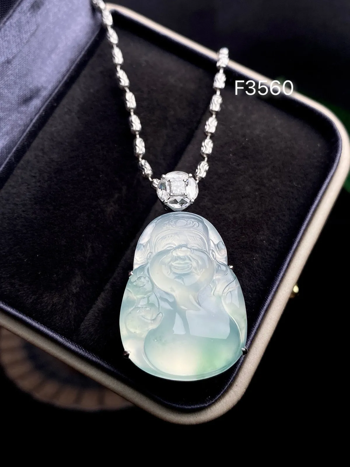 【冰种飘花财神】质地细腻，饱满圆润，笑口常开，18k金钻镶嵌，裸石尺寸26*19.3*6毫米