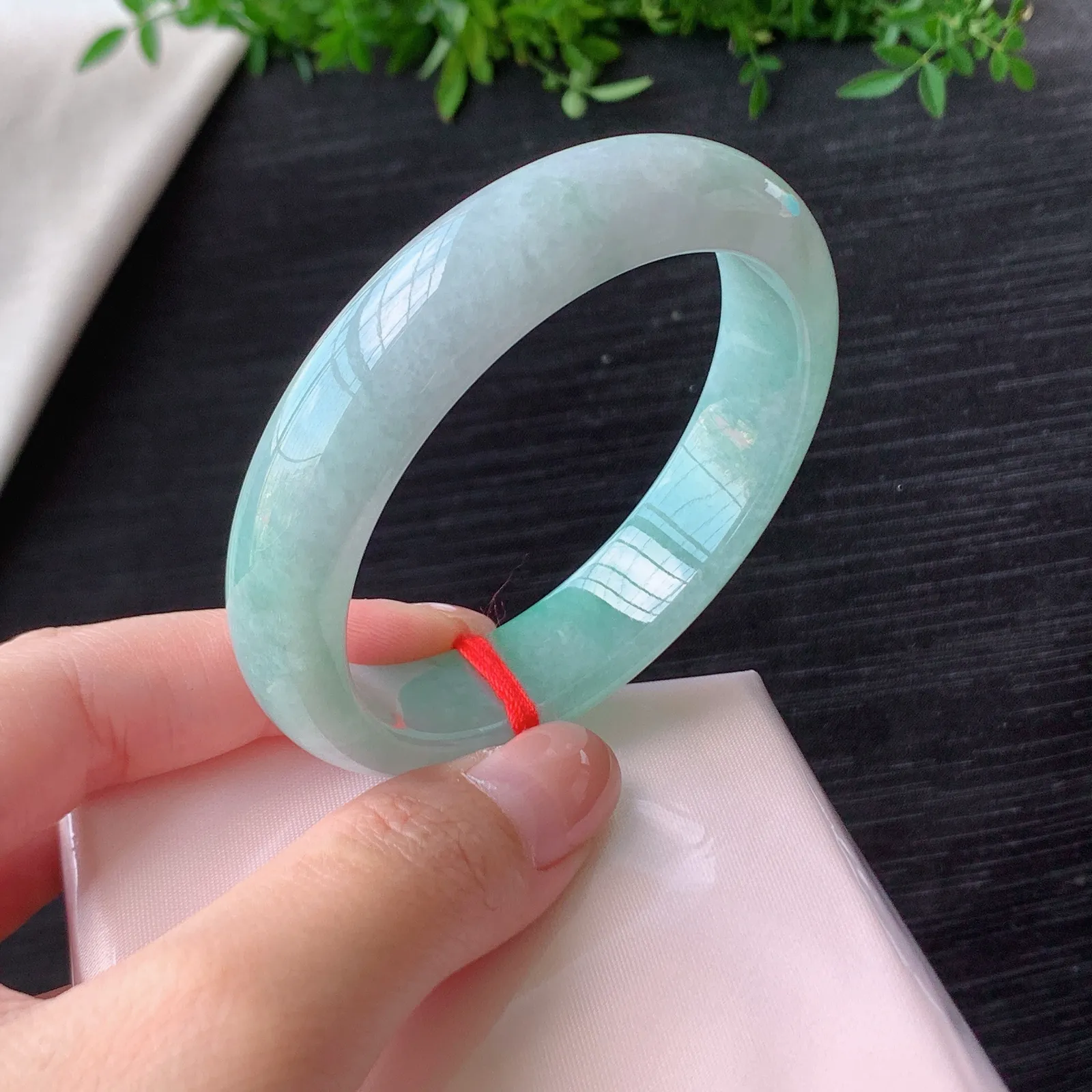 ️53.7圈口冰阳绿正圈手镯，细腻水润，颜色漂亮，卡53.7-13-7.5